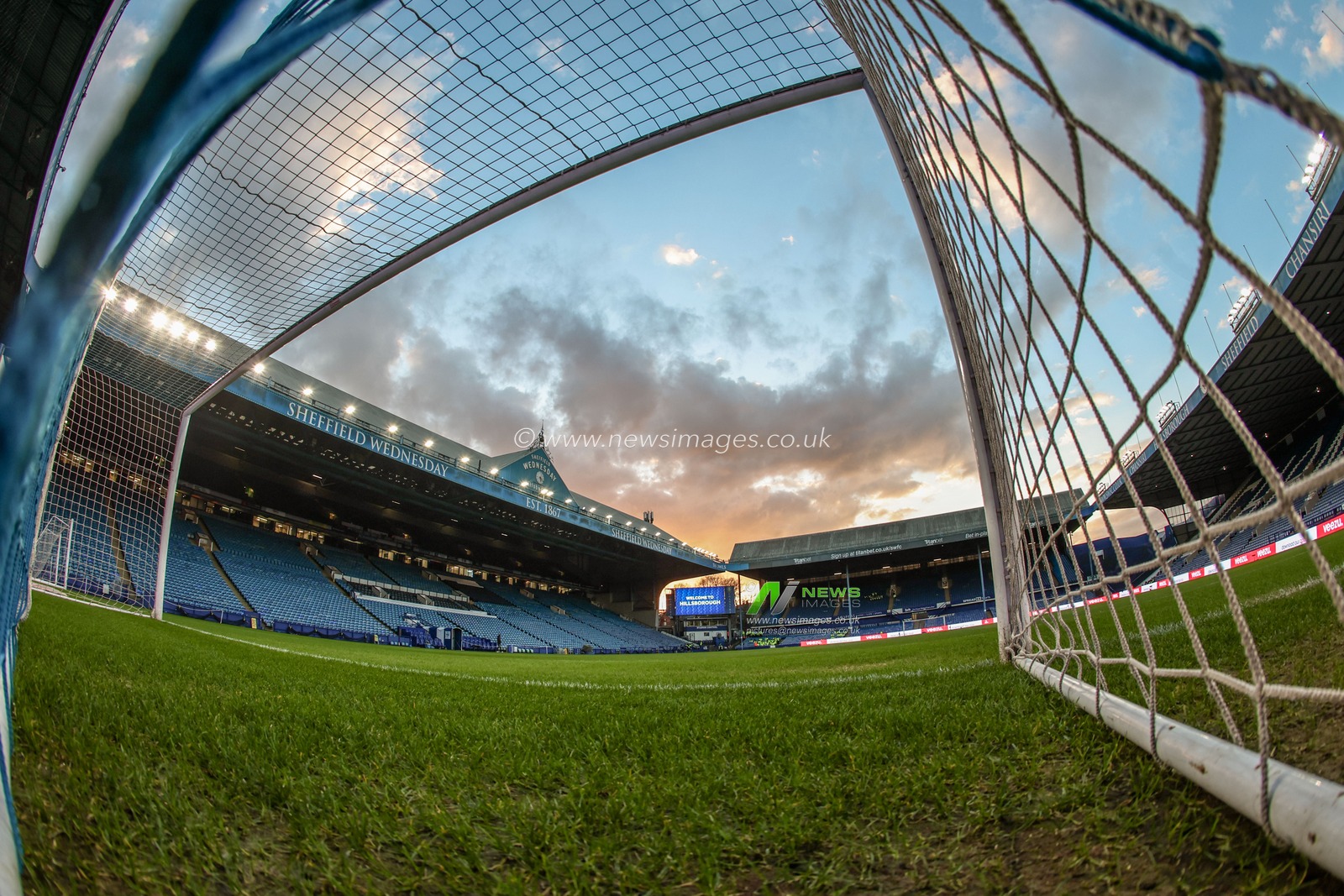 The sun sets over Hillsborough during the Sky Bet Championship match Sheffield Wednesday vs Sunderland at Hillsborough, Sheffield, United Kingdom, 28th February 2025

(Photo by Mark Cosgrove/News Images)