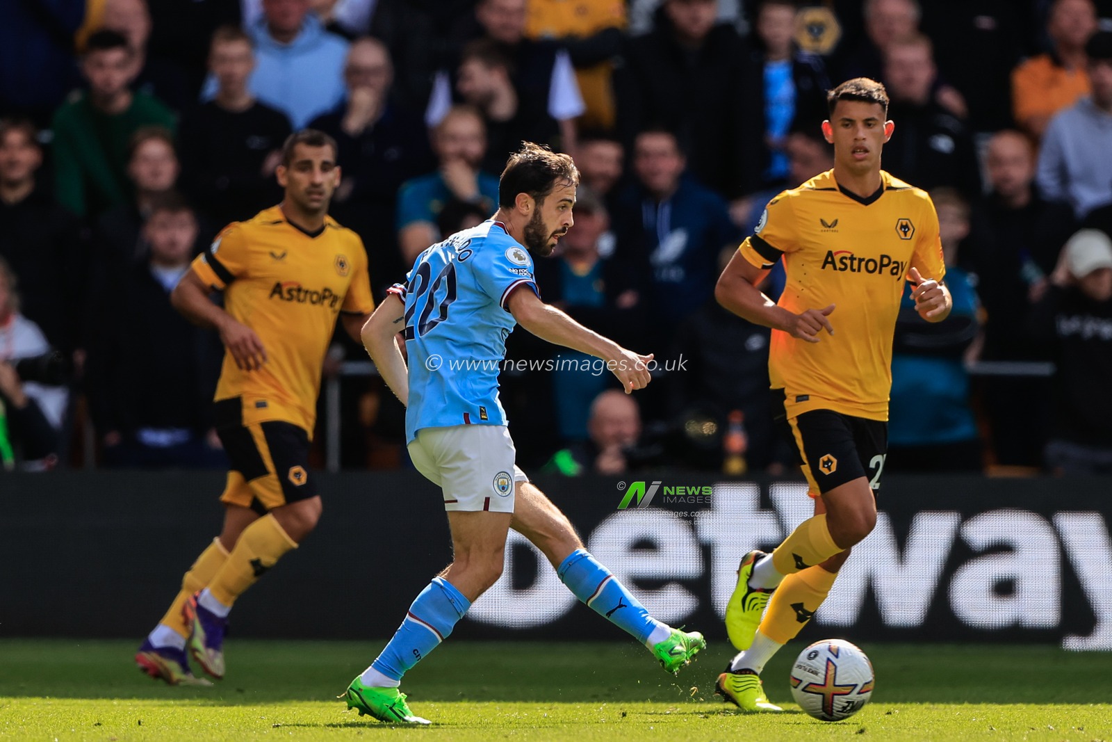Bernardo Silva #20 of Manchester City passes during the Premier League match Wolverhampton Wanderers vs Manchester City at Molineux, Wolverhampton, United Kingdom, 17th September 2022

(Photo by Conor Molloy/News Images)
