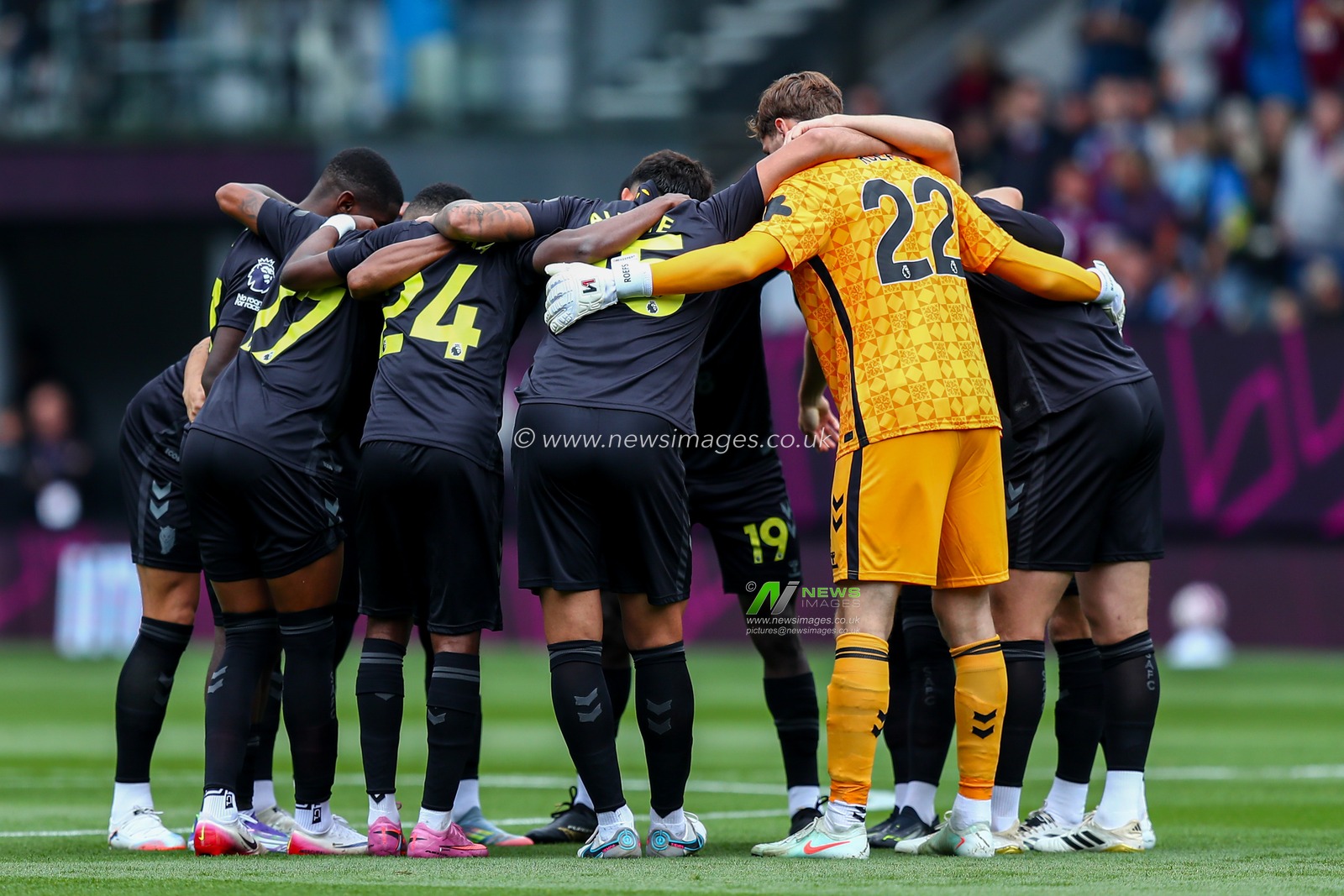 Sunderland team huddle during the Premier League match Burnley vs Sunderland at Turf Moor, Burnley, United Kingdom, 23rd August 2025

(Photo by Jorge Horsted/News Images)