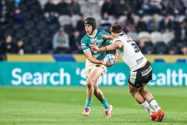 Jonny Lomax of St Helens breaks with the ball during the Betfred Super League round 8 match Hull FC vs St Helens at MKM Stadium, Hull, United Kingdom on 16 April 2026

(Photo by Alfie Cosgrove/News Images)