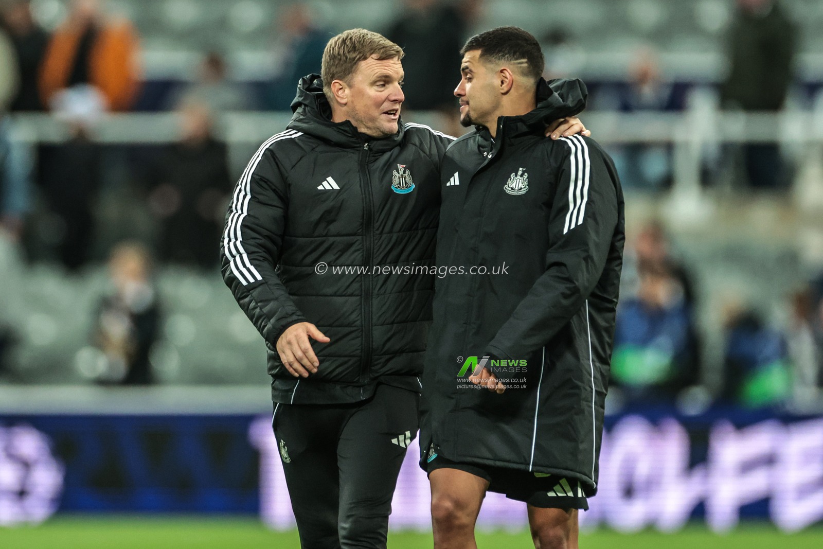 Eddie Howe manager of Newcastle United embraces Bruno Guimarães of Newcastle United after the game during the UEFA Champions League Matchday 3 of 8 Newcastle United vs Benfica at St. James's Park, Newcastle, United Kingdom, 21st October 2025

(Photo by Mark Cosgrove/News Images)
