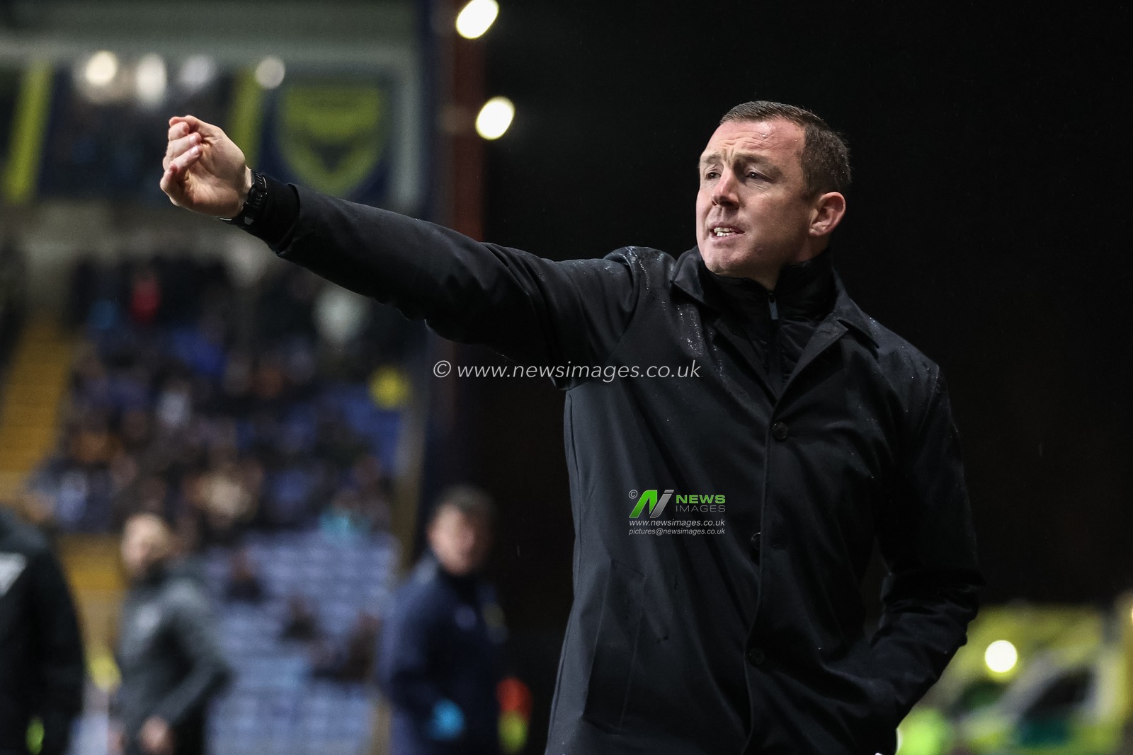 Neill Collins Head coach of Barnsley reacts as he gives instructions during the Sky Bet League 1 match Oxford United vs Barnsley at Kassam Stadium, Oxford, United Kingdom, 23rd January 2024

(Photo by Mark Cosgrove/News Images)