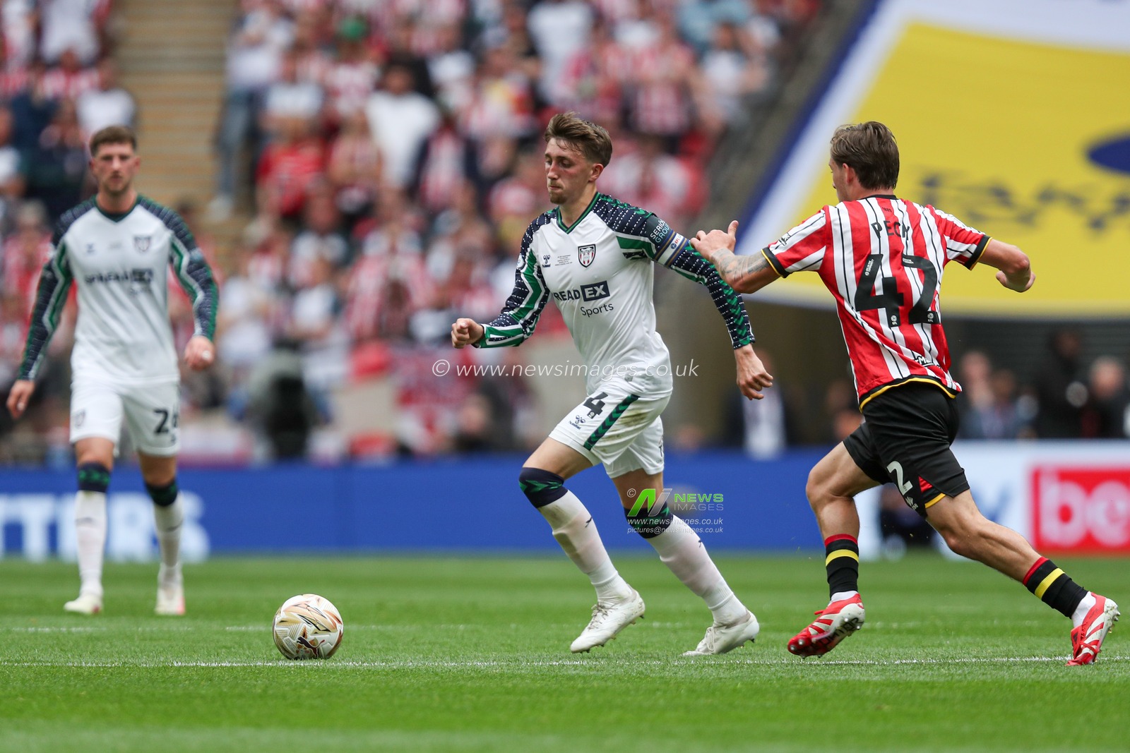 Trai Hume of Sunderland breaks with the ball during the Sky Bet Championship Playoff Final match Sheffield United vs Sunderland at Wembley Stadium, London, United Kingdom, 24th May 2025

(Photo by Izzy Poles/News Images)
