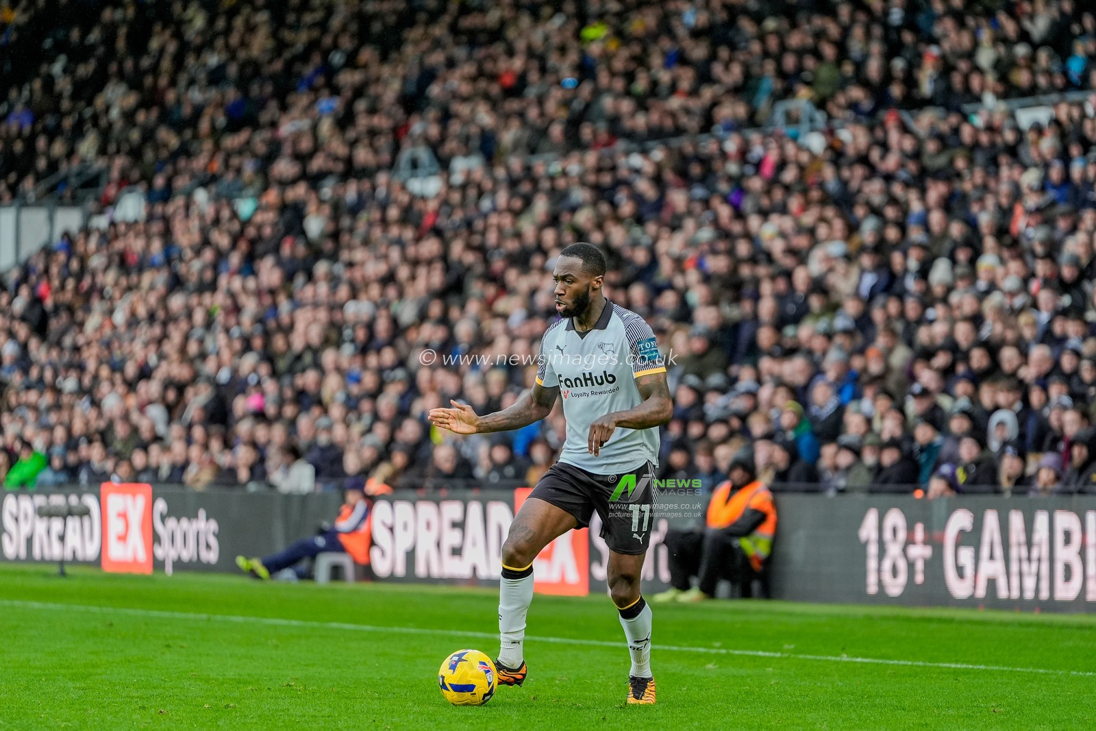 Corey Blackett-Taylor of Derby County dribbles the ball during the Sky Bet Championship match Derby County vs Leicester City at Pride Park Stadium, Derby, United Kingdom, 6th December 2025

(Photo by Maynard Manyowa/News Images)

*** GER AUT SUI OUT ***