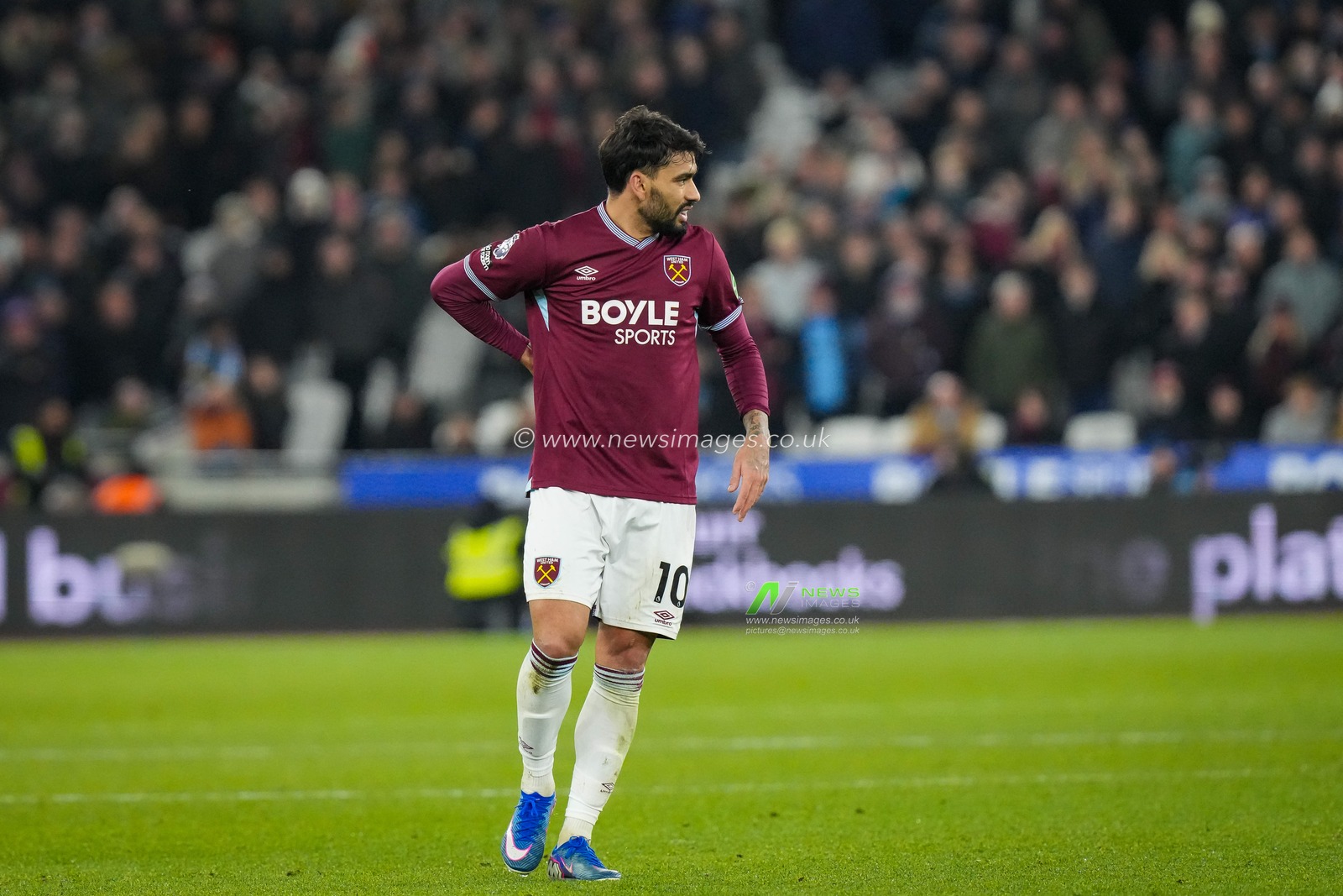Lucas Paquetá of West Ham United clutches his lower back with a possible injury during the Premier League match West Ham United vs Brighton and Hove Albion at London Stadium, London, United Kingdom, 30th December 2025

(Photo by Maynard Manyowa/News Images)

*** GER AUT SUI OUT ***