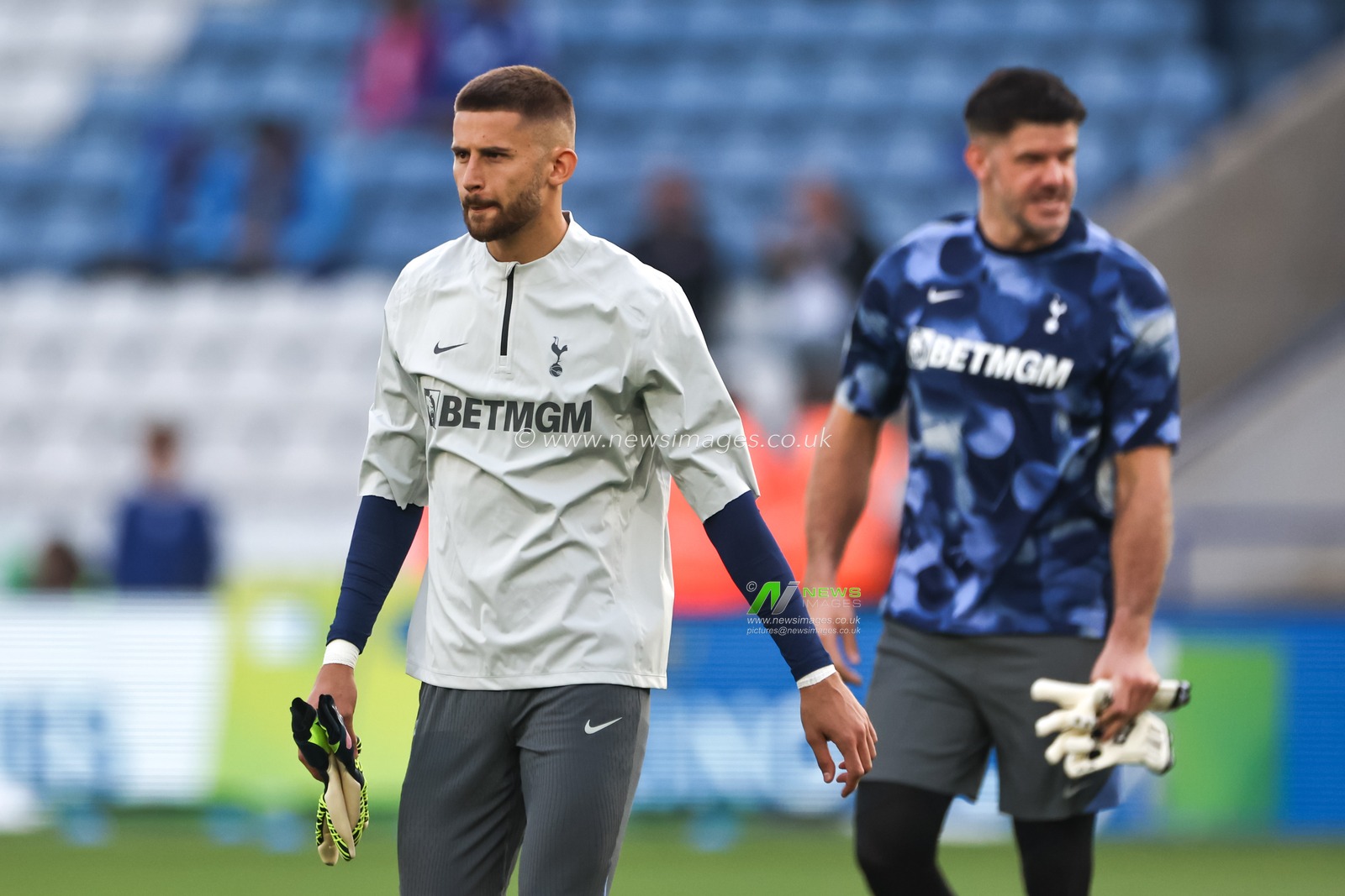 Guglielmo Vicario of Tottenham Hotspur warms up ahead of the Premier League match Leicester City vs Tottenham Hotspur at King Power Stadium, Leicester, United Kingdom, 19th August 2024

(Photo by Mark Cosgrove/News Images)