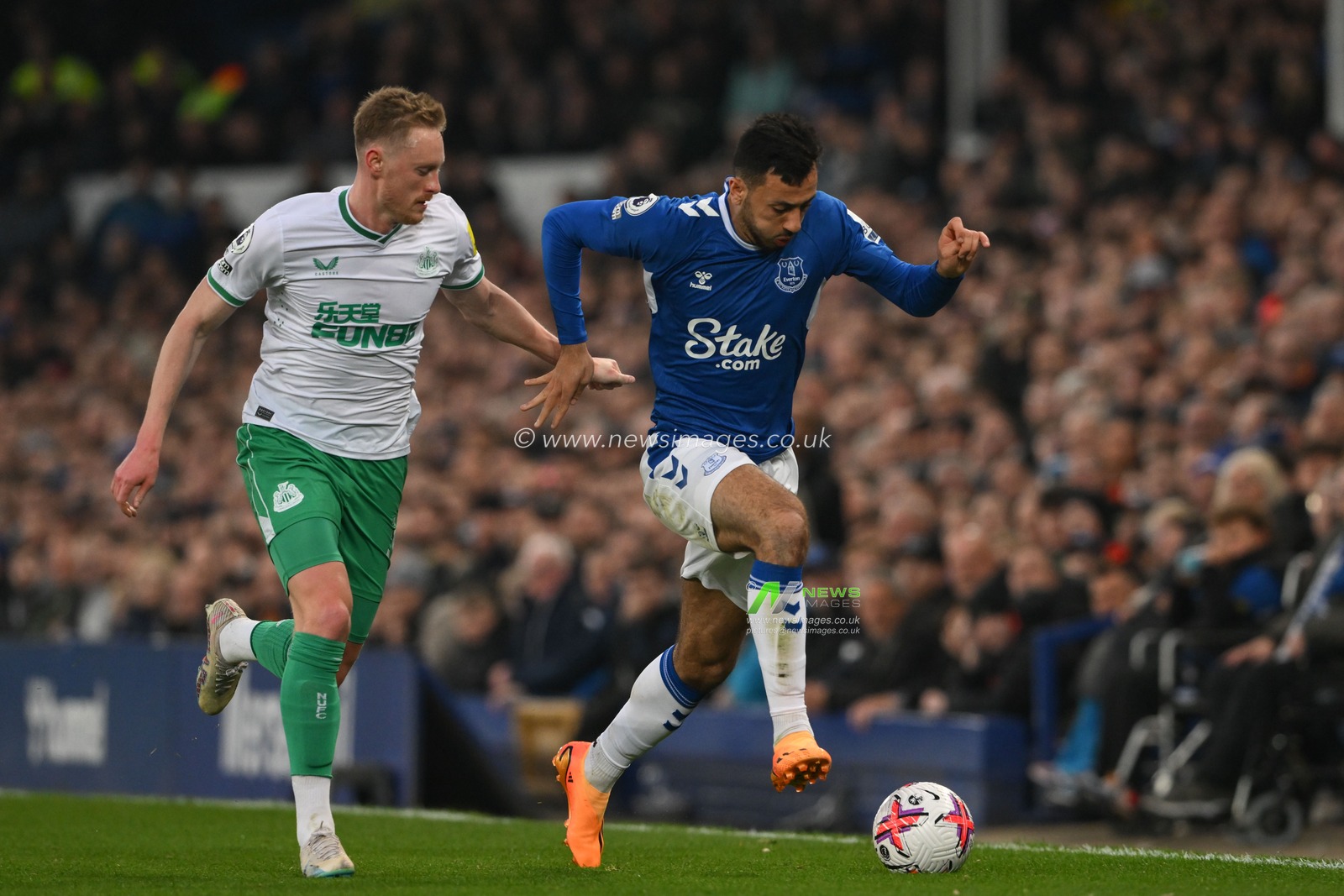 Dwight McNeil #7 of Everton breaks with the ball during the Premier League match Everton vs Newcastle United at Goodison Park, Liverpool, United Kingdom, 27th April 2023

(Photo by Craig Thomas/News Images)