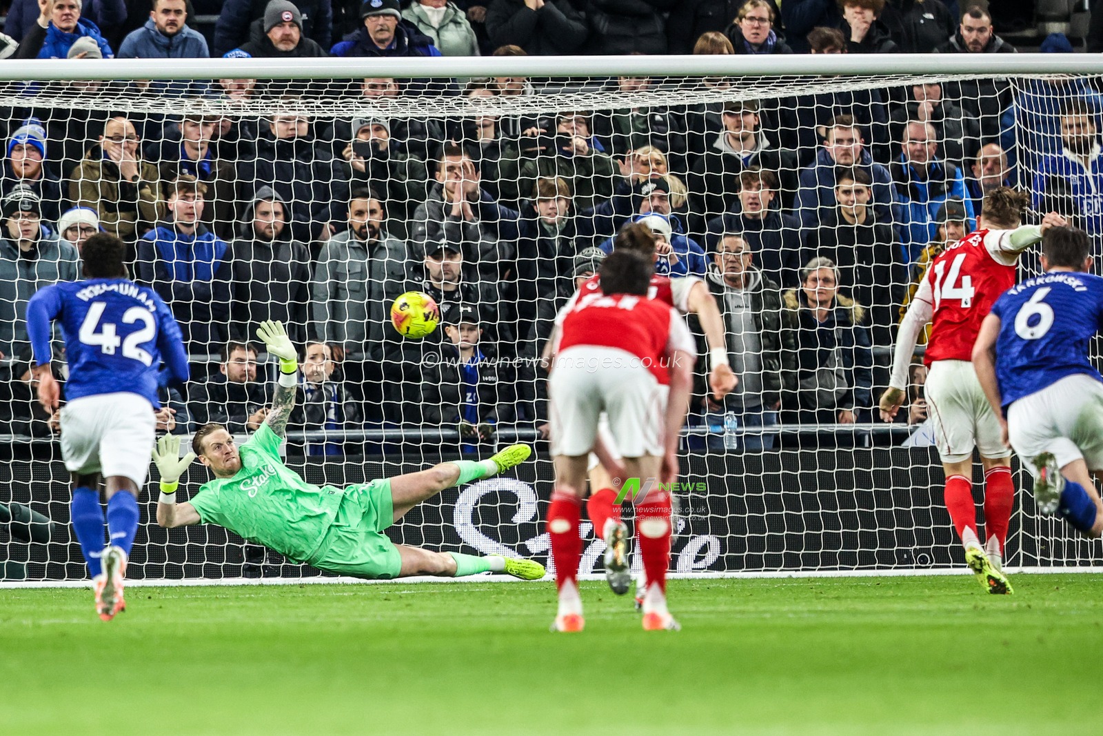 Viktor Gyokeres of Arsenal scores a penalty to make it 0-1 during the Premier League match Everton vs Arsenal at Hill Dickinson Stadium, Liverpool, United Kingdom, 20th December 2025

(Photo by Alfie Cosgrove/News Images)

*** GER AUT SUI OUT ***