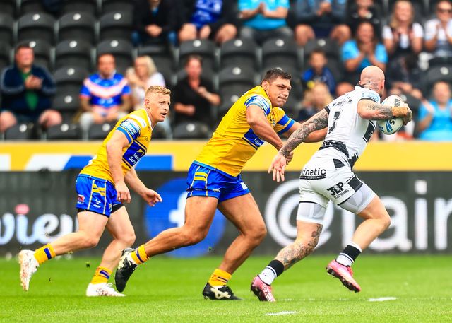 Zak Hardaker of Hull FC evades tackle from Ryan Hall  of Leeds Rhinos during the Betfred Super League Round 24 match Hull FC vs Leeds Rhinos at MKM Stadium, Hull, United Kingdom, 30th August 2025

(Photo by Richard Bierton/News Images)