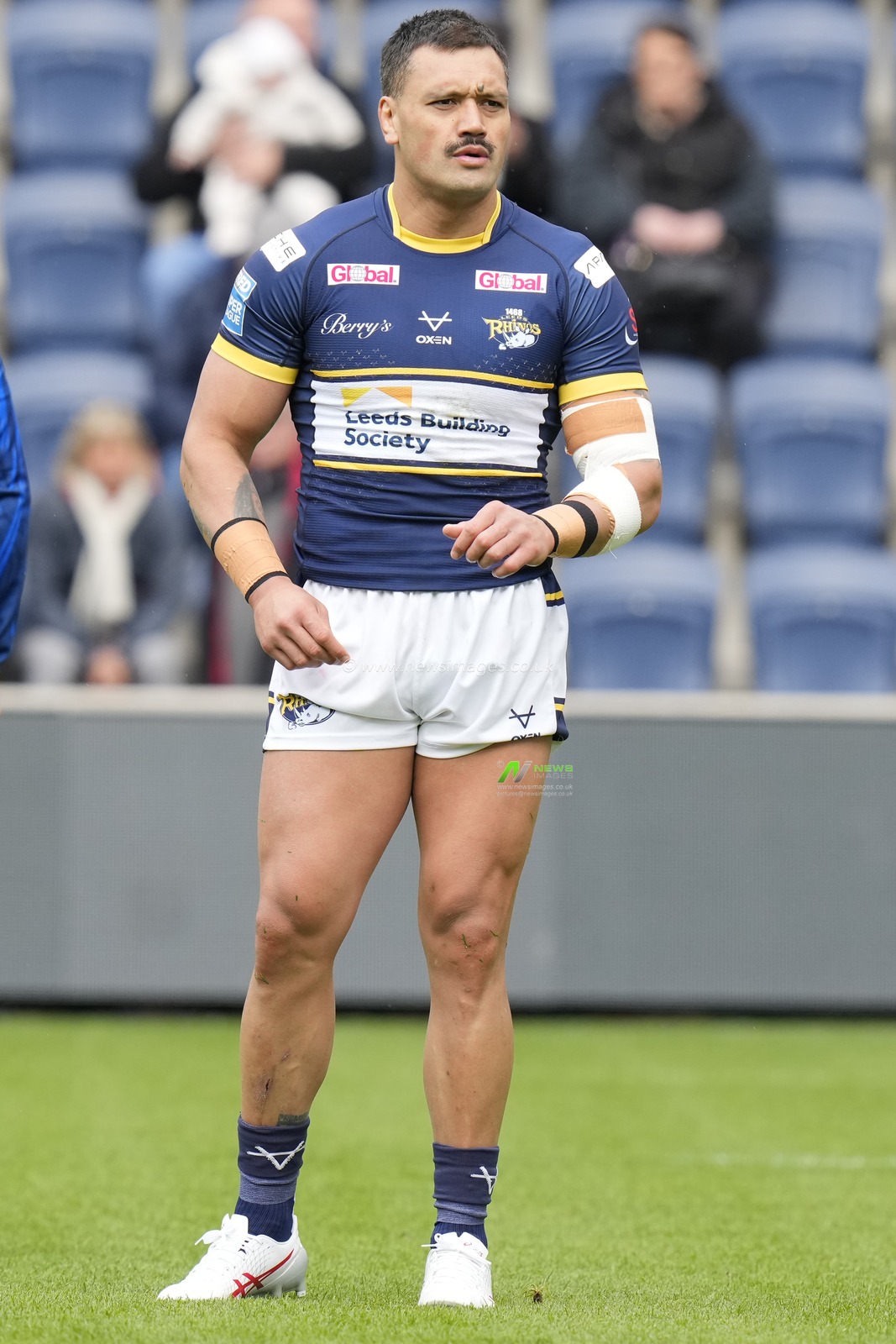 Zane Tetevano #10 of Leeds Rhinos warms up before the Betfred Super League Round 6 match Leeds Rhinos vs Catalans Dragons at Headingley Stadium, Leeds, United Kingdom, 25th March 2023

(Photo by Steve Flynn/News Images)