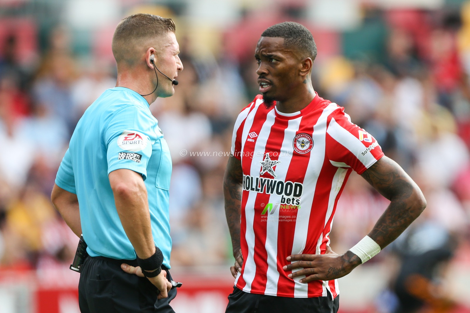 Ivan Toney #17 of Brentford talks to referee Peter Jones about a possible handball during the Premier League match Brentford vs Leeds United at Brentford Community Stadium, London, United Kingdom, 3rd September 2022

(Photo by Arron Gent/News Images)