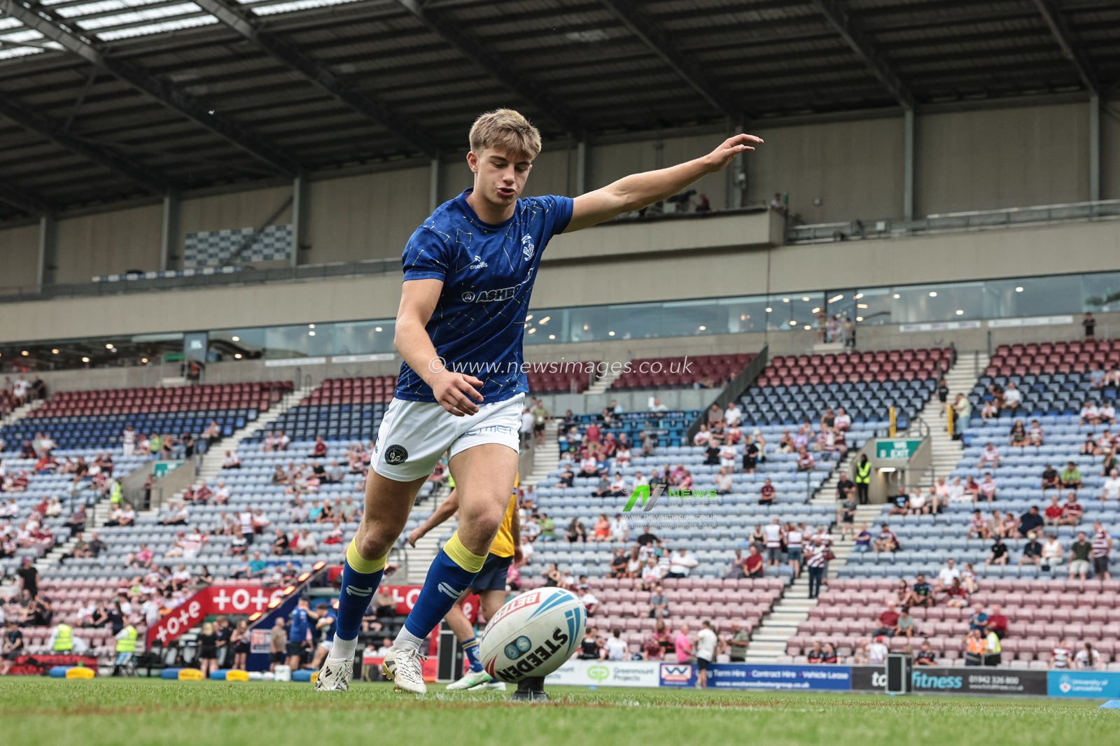 Ewan Irwin of Warrington Wolves in the pre-game warm up during the Betfred Super League round 18 match Wigan Warriors vs Warrington Wolves at The Brick Community Stadium, Wigan, United Kingdom on 10 July 2026

(Photo by Mark Cosgrove/News Images)