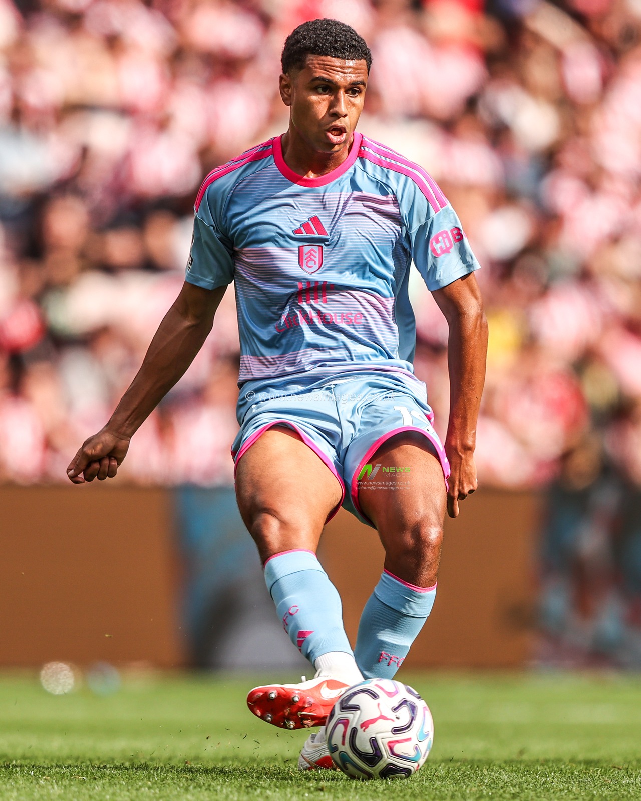 Shea Charles of Fulham passes the ball during the Premier League match Sunderland vs Fulham at Stadium Of Light, Sunderland, United Kingdom on 30 August 2026

(Photo by Alfie Cosgrove/News Images)