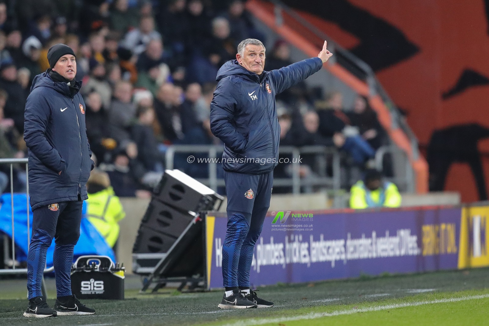 Tony Mowbray manager of Sunderland gestures during the Sky Bet Championship match Hull City vs Sunderland at MKM Stadium, Hull, United Kingdom, 17th December 2022

(Photo by James Heaton/News Images)