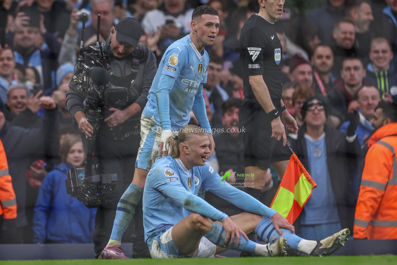 Erling Haaland of Manchester City celebrates his goal to make it 3-1 during the Premier League match Manchester City vs Manchester United at Etihad Stadium, Manchester, United Kingdom, 3rd March 2024

(Photo by Mark Cosgrove/News Images)