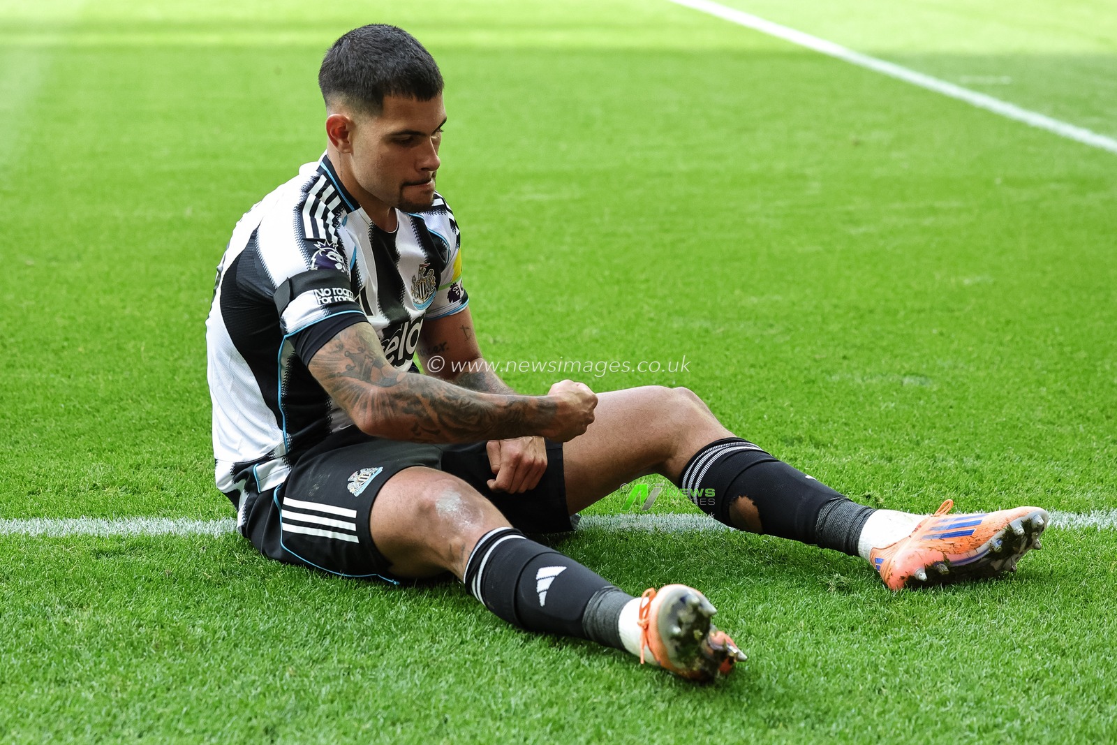 Bruno Guimaraes of Newcastle Untied celebrates his goal to make it 1-0 during the Premier League match Newcastle United vs Nottingham Forest at St. James's Park, Newcastle, United Kingdom, 5th October 2025

(Photo by Mark Cosgrove/News Images)