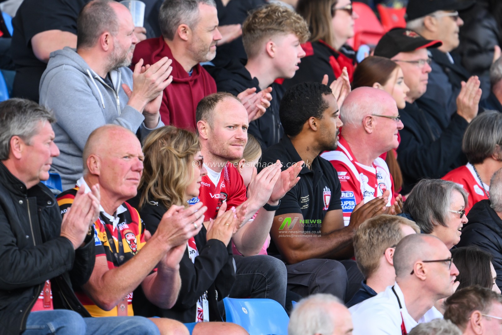 Fans stand and applause after 7 minutes of the game as a mark of respect to Rob Burrows on the day of his Funeral during the Betfred Super League Round 16 match Salford Red Devils vs Hull FC at Salford Community Stadium, Eccles, United Kingdom, 7th July 2024

(Photo by Craig Thomas/News Images)