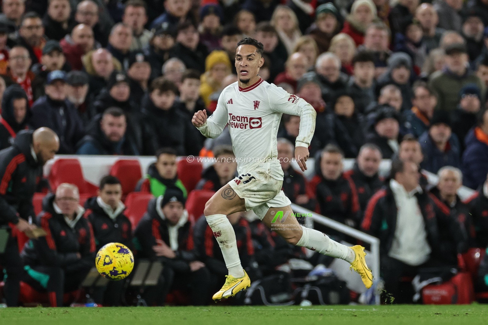 Antony of Manchester United breaks with the ball during the Premier League match Liverpool vs Manchester United at Anfield, Liverpool, United Kingdom, 17th December 2023

(Photo by Mark Cosgrove/News Images)
