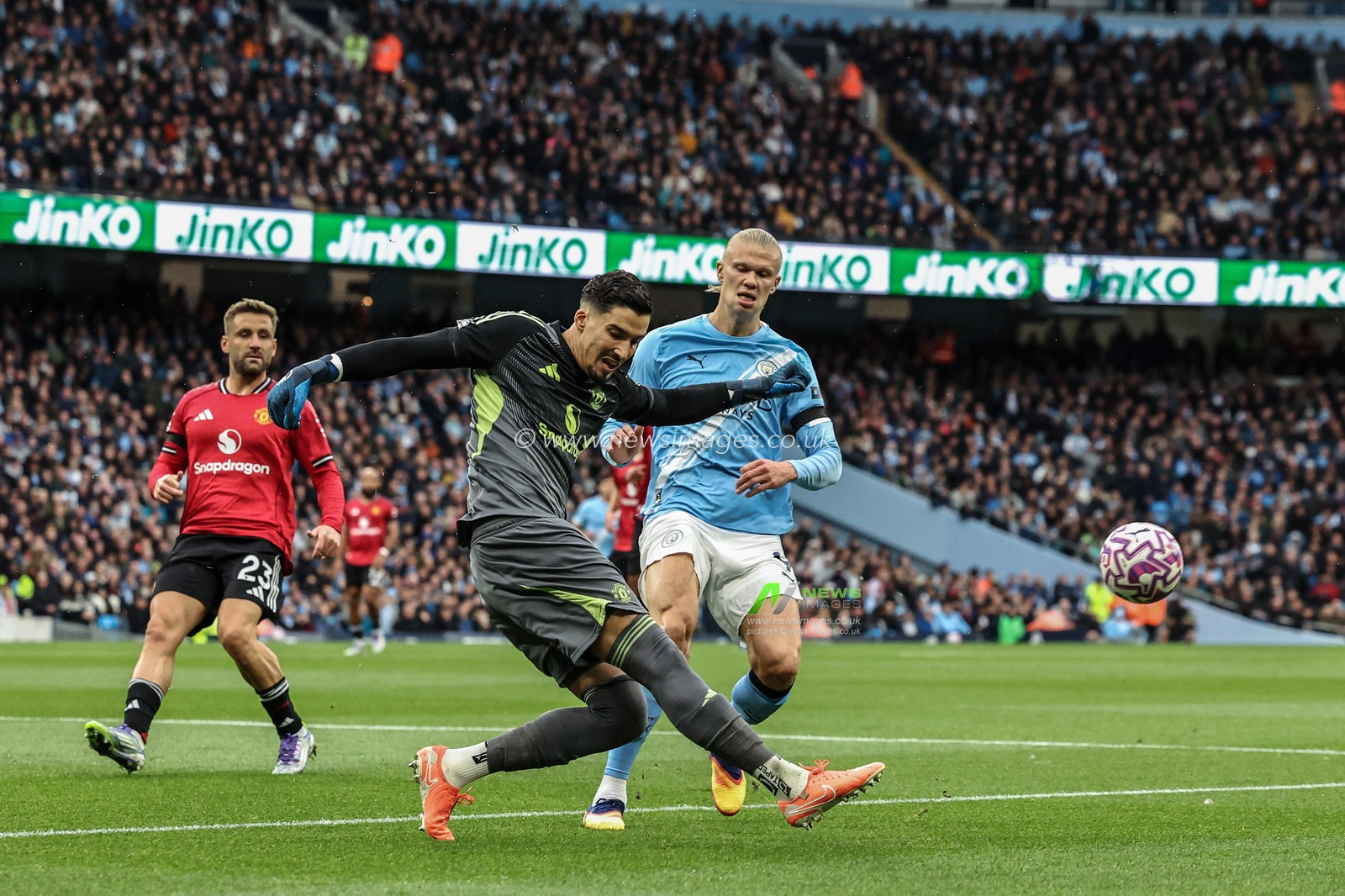 Altay Bayındır of Manchester United clears the ball during the Premier League match Manchester City vs Manchester United at Etihad Stadium, Manchester, United Kingdom, 14th September 2025

(Photo by Mark Cosgrove/News Images)