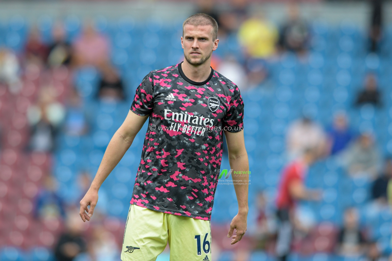 Rob Holding #16 of Arsenal warming up before the game