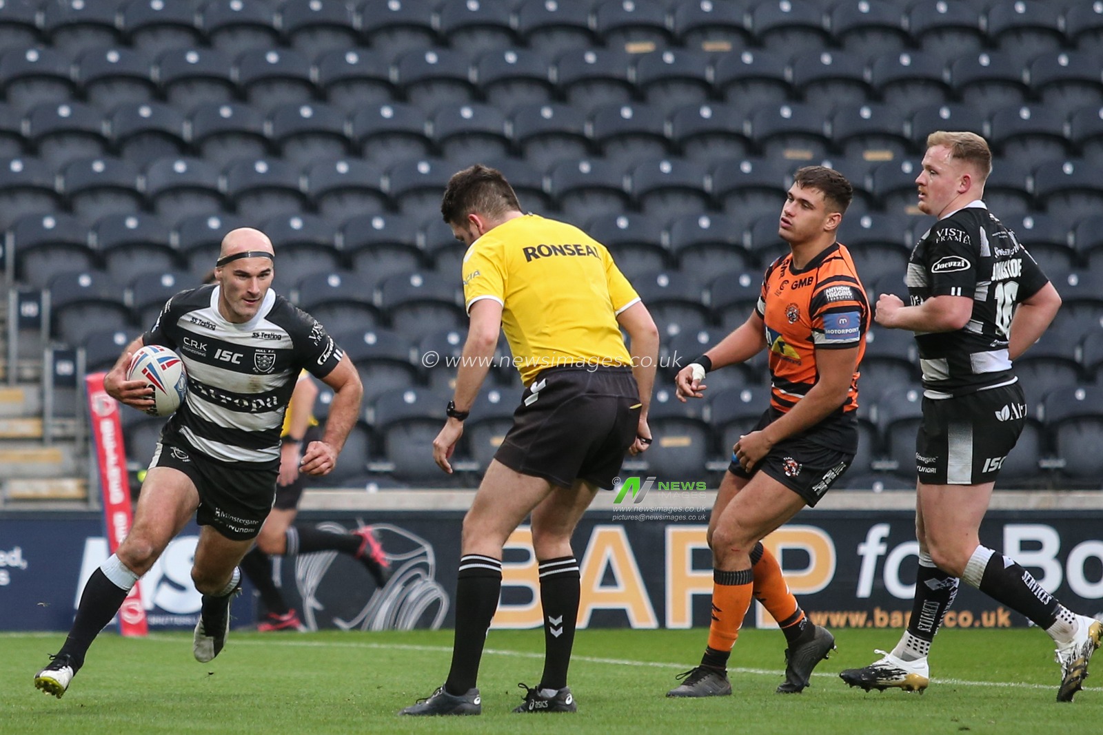 Danny Houghton (9) of Hull FC runs towards the posts for his try