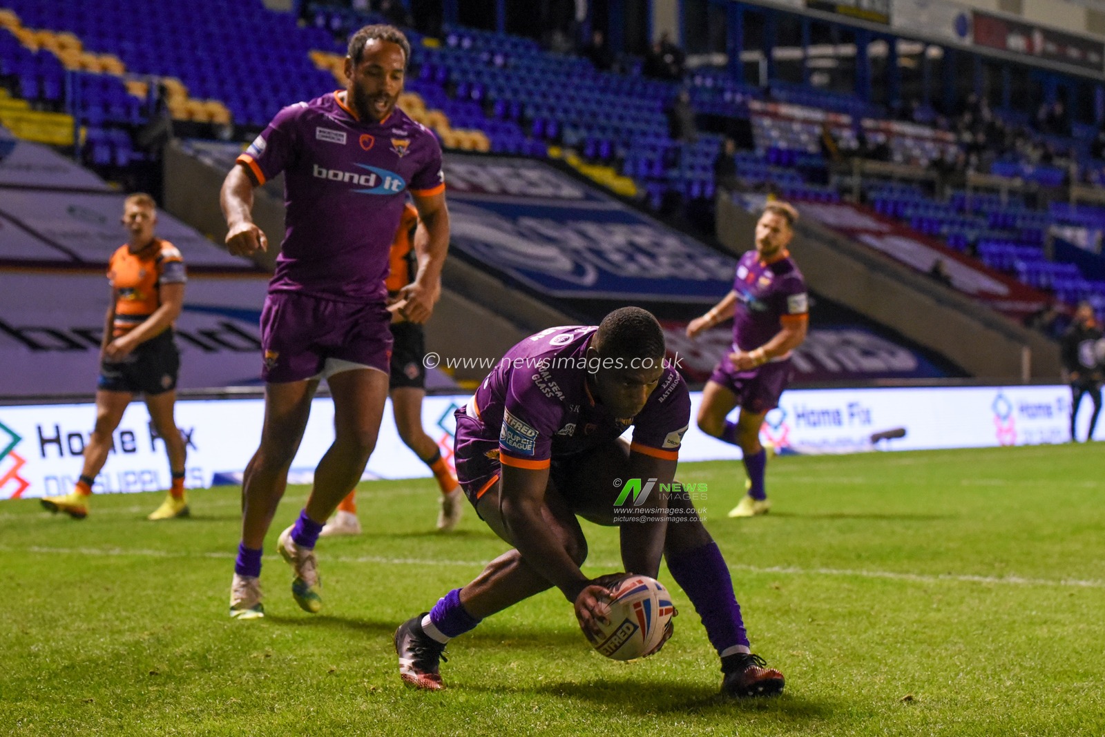 Jermaine McGillvary (2) of Huddersfield Giants goes over for a try
