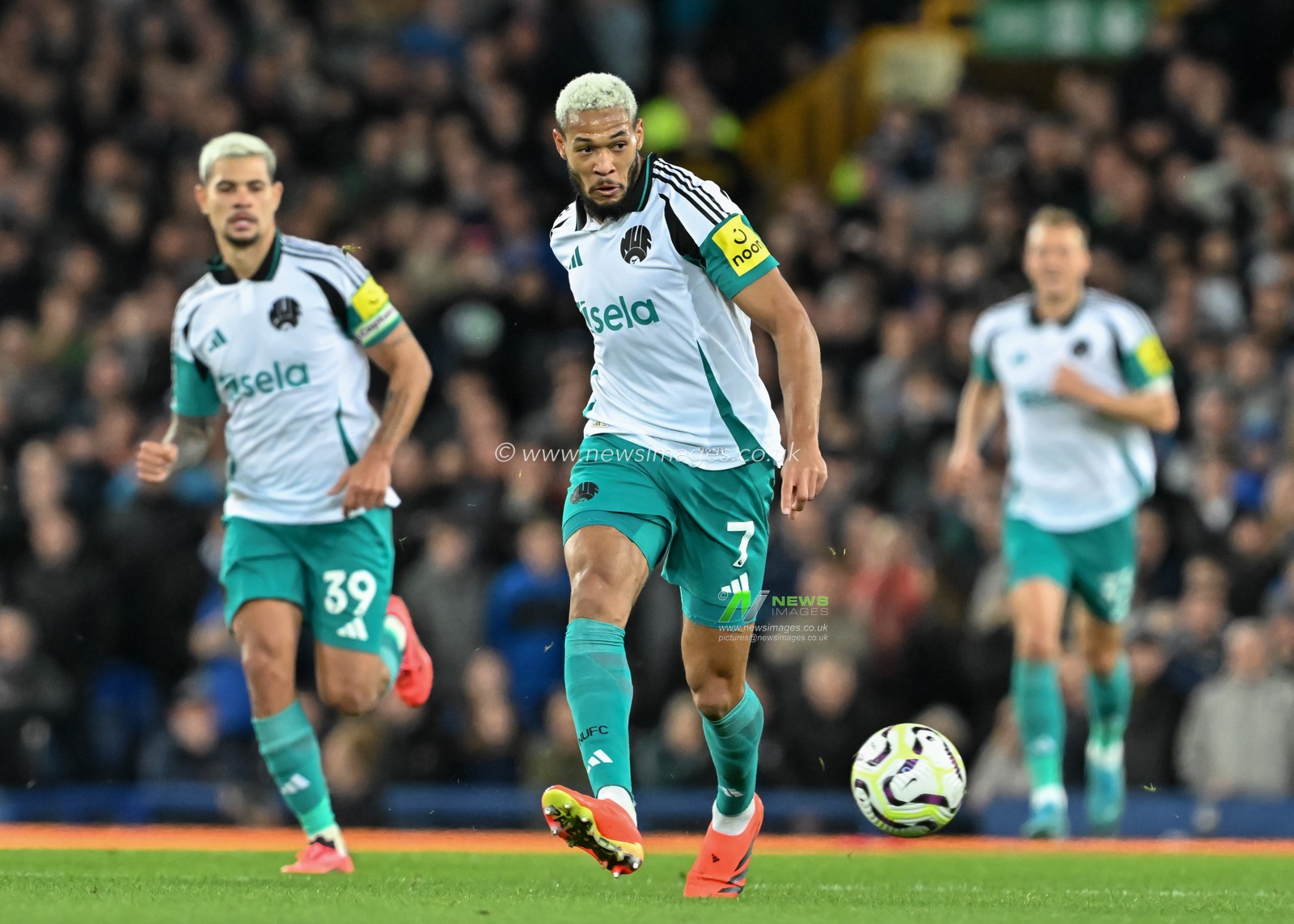 Joelinton of Newcastle United passes the ball forward during the Premier League match Everton vs Newcastle United at Goodison Park, Liverpool, United Kingdom, 5th October 2024

(Photo by Cody Froggatt/News Images)