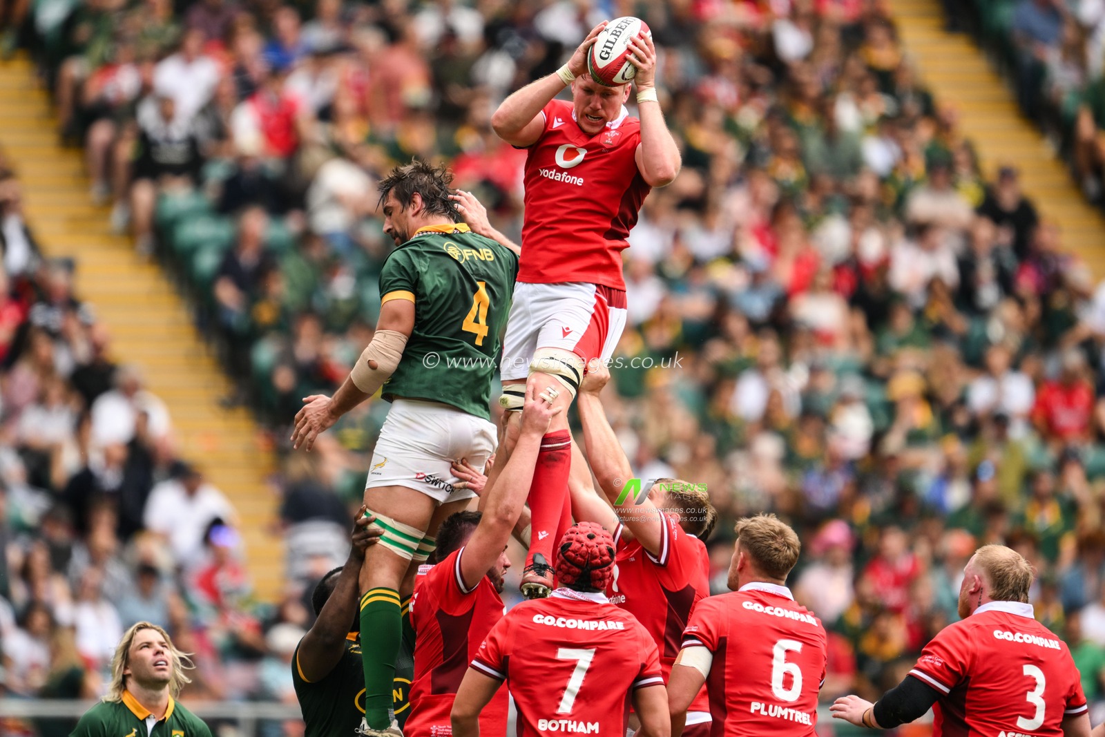 Ben Carter of Wales claims the line out during the Qatar Airways Cup match South Africa vs Wales at Twickenham Stadium, Twickenham, United Kingdom, 22nd June 2024

(Photo by Craig Thomas/News Images)