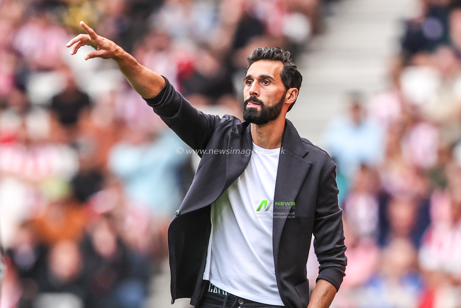 Alvaro Arbeloa manager of Fulham gives his team instructions during the Premier League match Sunderland vs Fulham at Stadium Of Light, Sunderland, United Kingdom on 30 August 2026

(Photo by Alfie Cosgrove/News Images)