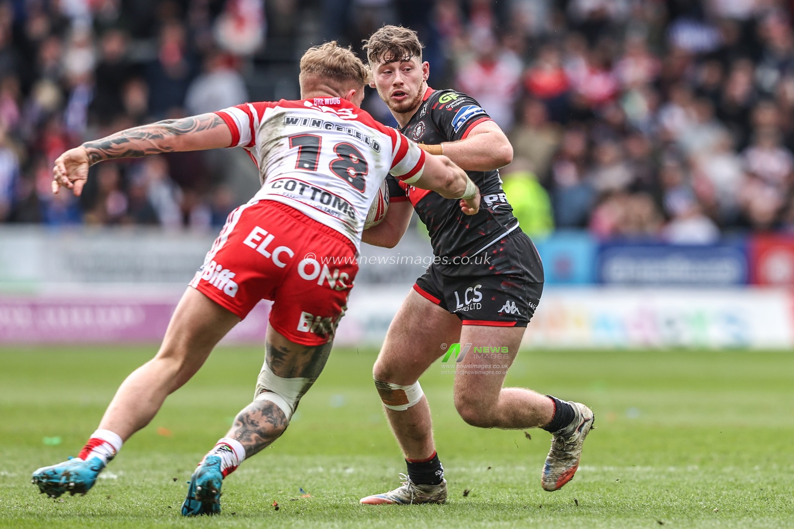 Agnatius Paasi of St Helens evades a tackle from Jake Wingfield of St Helens during the Betfred Super League round 7 match St Helens vs Wigan Warriors at The BrewDog Stadium, St Helens, United Kingdom on 03 April 2026

(Photo by Alfie Cosgrove/News Images)