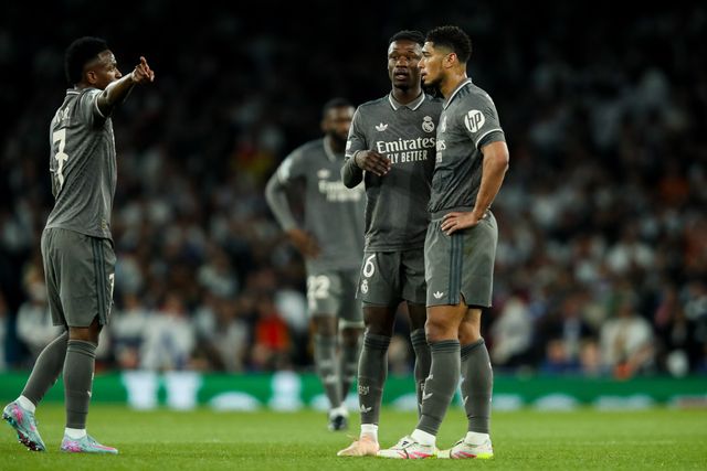 VinÃ­cius JÃºnior of Real Madrid gives instructions to Eduardo Camavinga and Jude Bellingham during the UEFA Champions League Quarter-finals match Arsenal vs Real Madrid at Emirates Stadium, London, United Kingdom, 8th April 2025

(Photo by Izzy Poles/News Images)