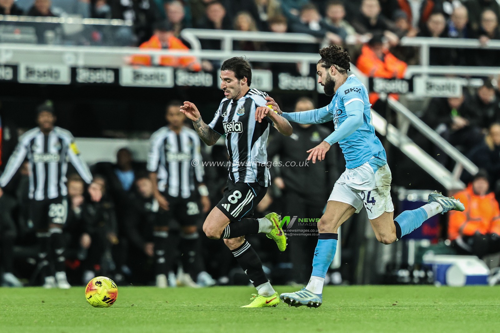 Sandro Tonali of Newcastle Untied and Josko Gvardiol of Manchester City battle for the ball during the Premier League match Newcastle United vs Manchester City at St. James's Park, Newcastle, United Kingdom, 21st November 2025

(Photo by Alfie Cosgrove/News Images)

*** GER AUT SUI OUT ***