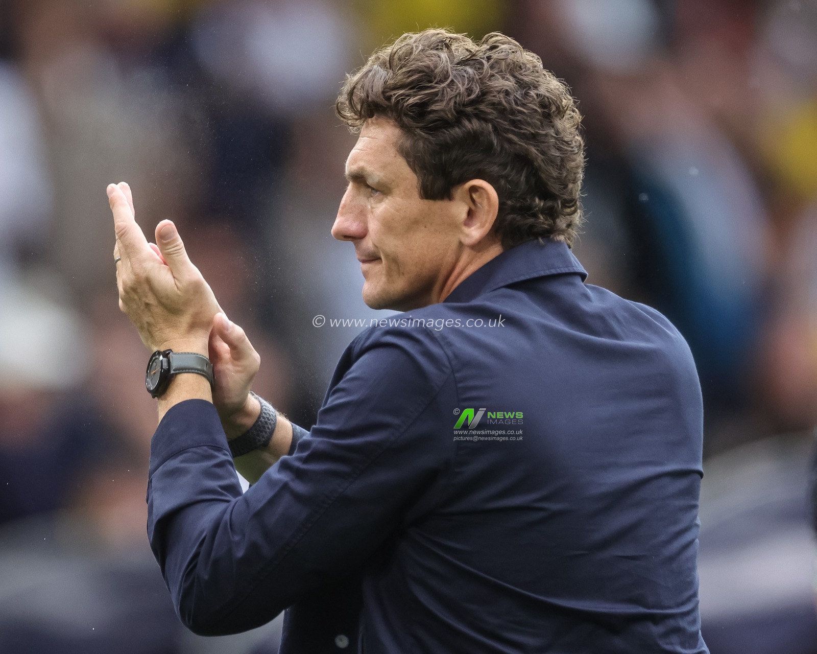 Keith Andrews manager of Brentford applauds the fans during the Premier League match Leeds United vs Brentford at Elland Road, Leeds, United Kingdom on 30 August 2026

(Photo by Mark Cosgrove/News Images)