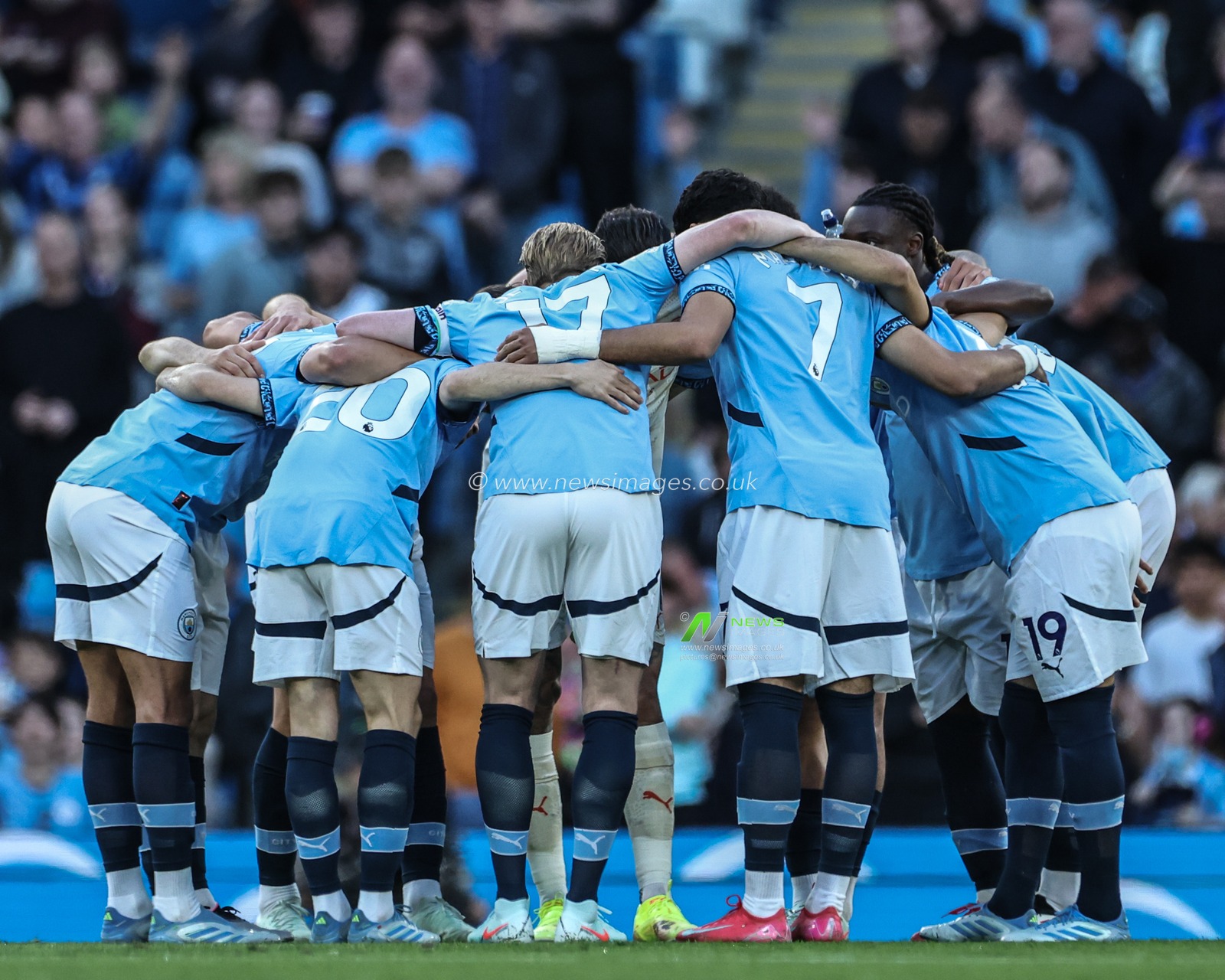 Manchester City have a team huddle during the Premier League match Manchester City vs Wolverhampton Wanderers at Etihad Stadium, Manchester, United Kingdom, 2nd May 2025

(Photo by Mark Cosgrove/News Images)