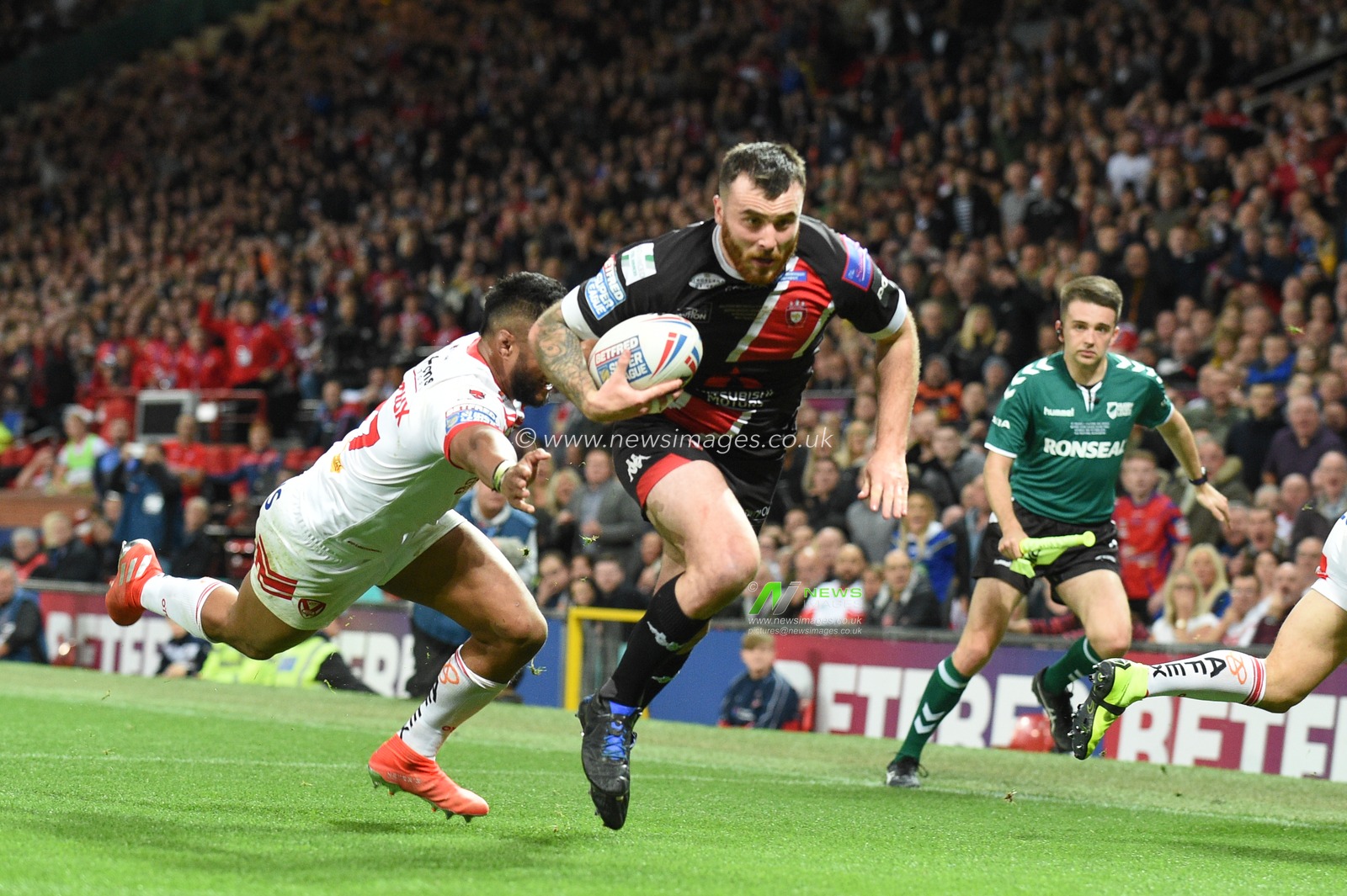 12th October 2019, Old Trafford, Manchester, England; The Grand Final 2019, Saint Helens v Salford Red Devils : Jake Bibby (5) of Salford Red Devils scores Salfords 1st try

Credit: Richard Long/News Images