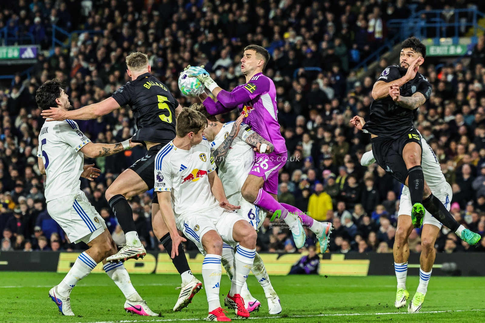 Leeds United goalkeeper Karl Darlow jumps up to win the high ball during the Premier League match Leeds United vs Sunderland at Elland Road, Leeds, United Kingdom on 03 March 2026

(Photo by Mark Cosgrove/News Images)