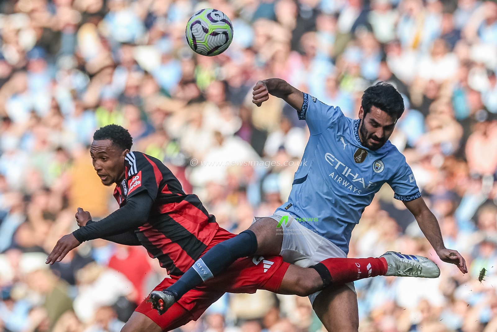 Kenny Tete of Fulham and Ä°lkay GÃ¼ndoÄŸan of Manchester City battle for the ball during the Premier League match Manchester City vs Fulham at Etihad Stadium, Manchester, United Kingdom, 5th October 2024

(Photo by Mark Cosgrove/News Images)