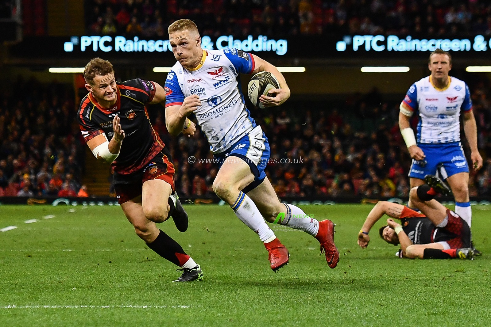 27th April 2019 , Principality Stadium , Cardiff, Wales ; Guinness pro 14â€™s, Round 21, Dragons vs Scarlets ; Johnny McNicholl of Scarlets makes a break

Credit:  Craig Thomas/News Images