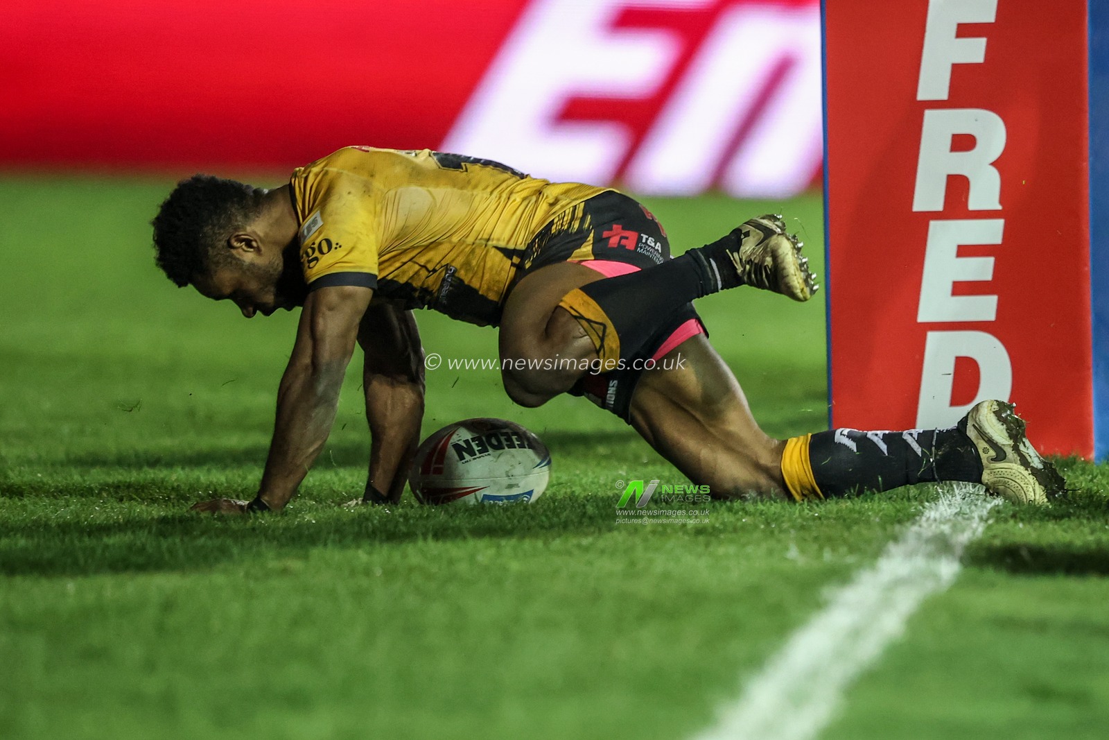 Judah Rimbu of Castleford Tigers goes over for a try during the Betfred Super League Round 4 match Castleford Tigers vs Salford Red Devils at The Mend-A-Hose Jungle, Castleford, United Kingdom, 7th March 2025

(Photo by Alfie Cosgrove/News Images)