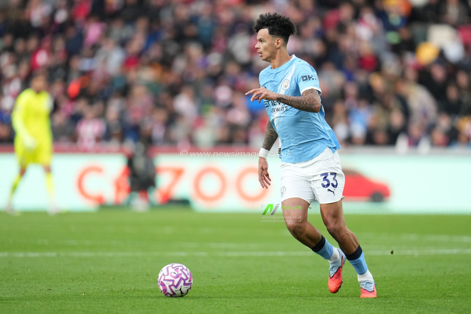 Nico O'Reilly of Manchester City on the ball during the Premier League match Brentford vs Manchester City at The Gtech Community Stadium, London, United Kingdom, 5th October 2025

(Photo by Harvey Murphy/News Images)