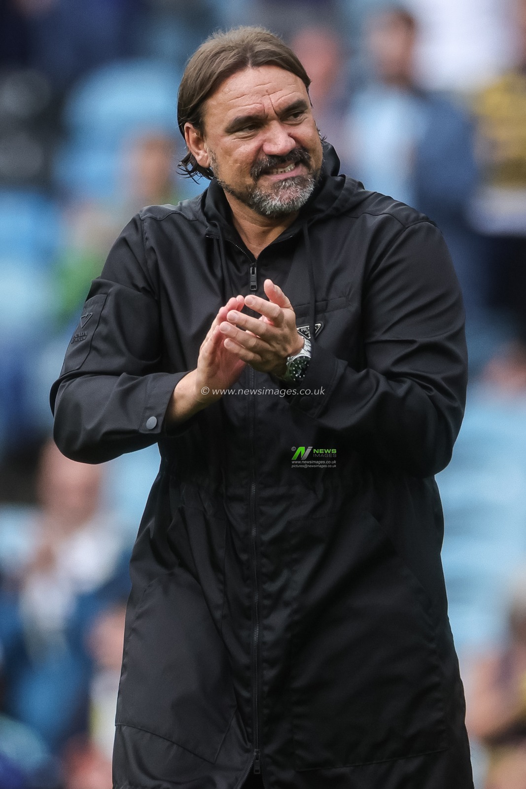 Daniel Farke manager of Leeds United applauds the fans during the Premier League match Leeds United vs Brentford at Elland Road, Leeds, United Kingdom on 30 August 2026

(Photo by Mark Cosgrove/News Images)