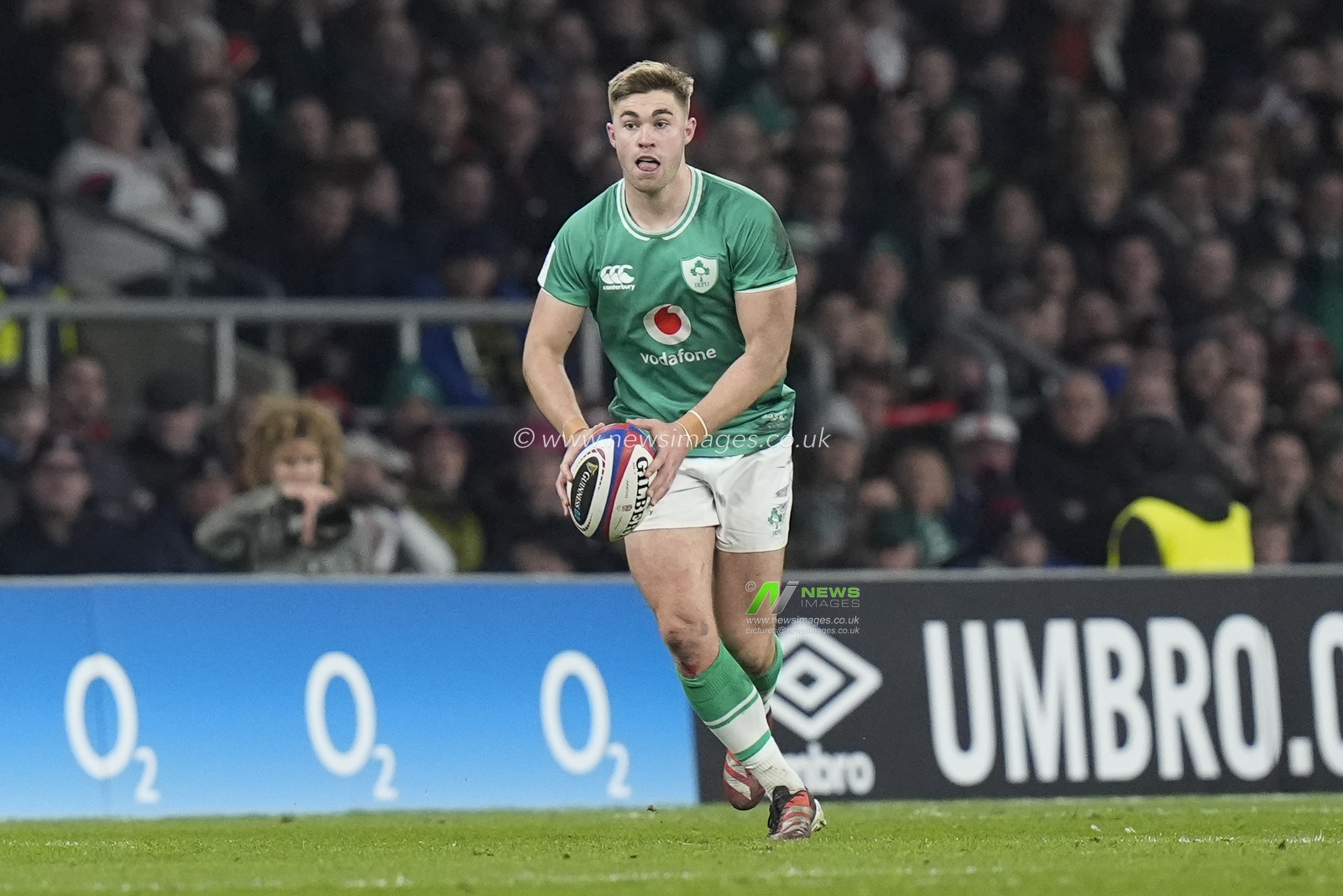 Jack Crowley of Ireland makes a break during the 2024 Guinness 6 Nations match England vs Ireland at Twickenham Stadium, Twickenham, United Kingdom, 9th March 2024

(Photo by Steve Flynn/News Images)