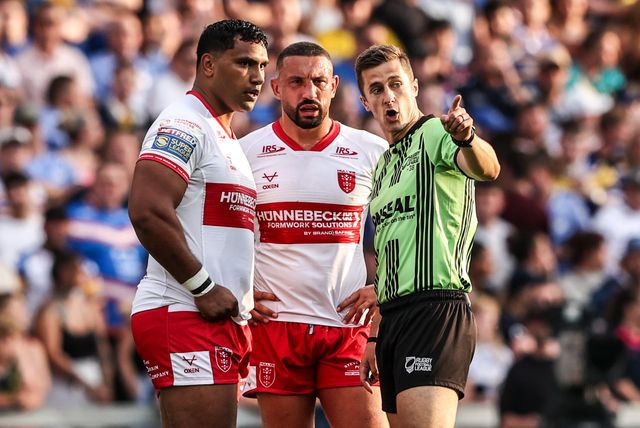 Referee Chris Kendall has a word with Tevita Pangai Junior of Hull KR during the Betfred Super League round 16 match Leeds Rhinos vs Hull KR at AMT Headingley Stadium, Leeds, United Kingdom on 26 June 2026

(Photo by Alfie Cosgrove/News Images)