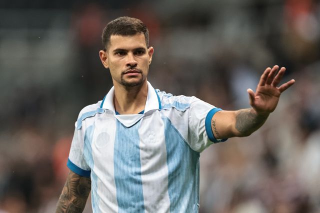Bruno Guimaraes of Newcastle Untied wakes to the crowd during the Pre-season friendly Newcastle United vs Espanyol at St. James's Park, Newcastle, United Kingdom, 8th August 2025

(Photo by Mark Cosgrove/News Images)