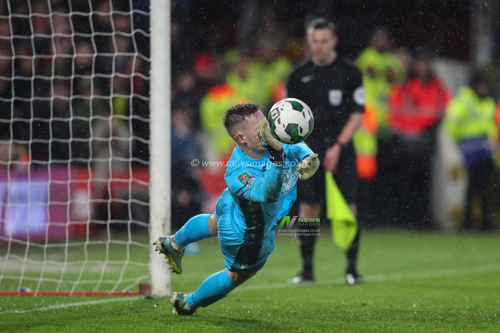 Dean Henderson #1 of Nottingham Forest saves the penalty from Joe Hodge #59 of Wolverhampton Wanderers and wins the game for his team during the Carabao Cup Quarter Final match Nottingham Forest vs Wolverhampton Wanderers at City Ground, Nottingham, United Kingdom, 11th January 2023

(Photo by Gareth Evans/News Images)