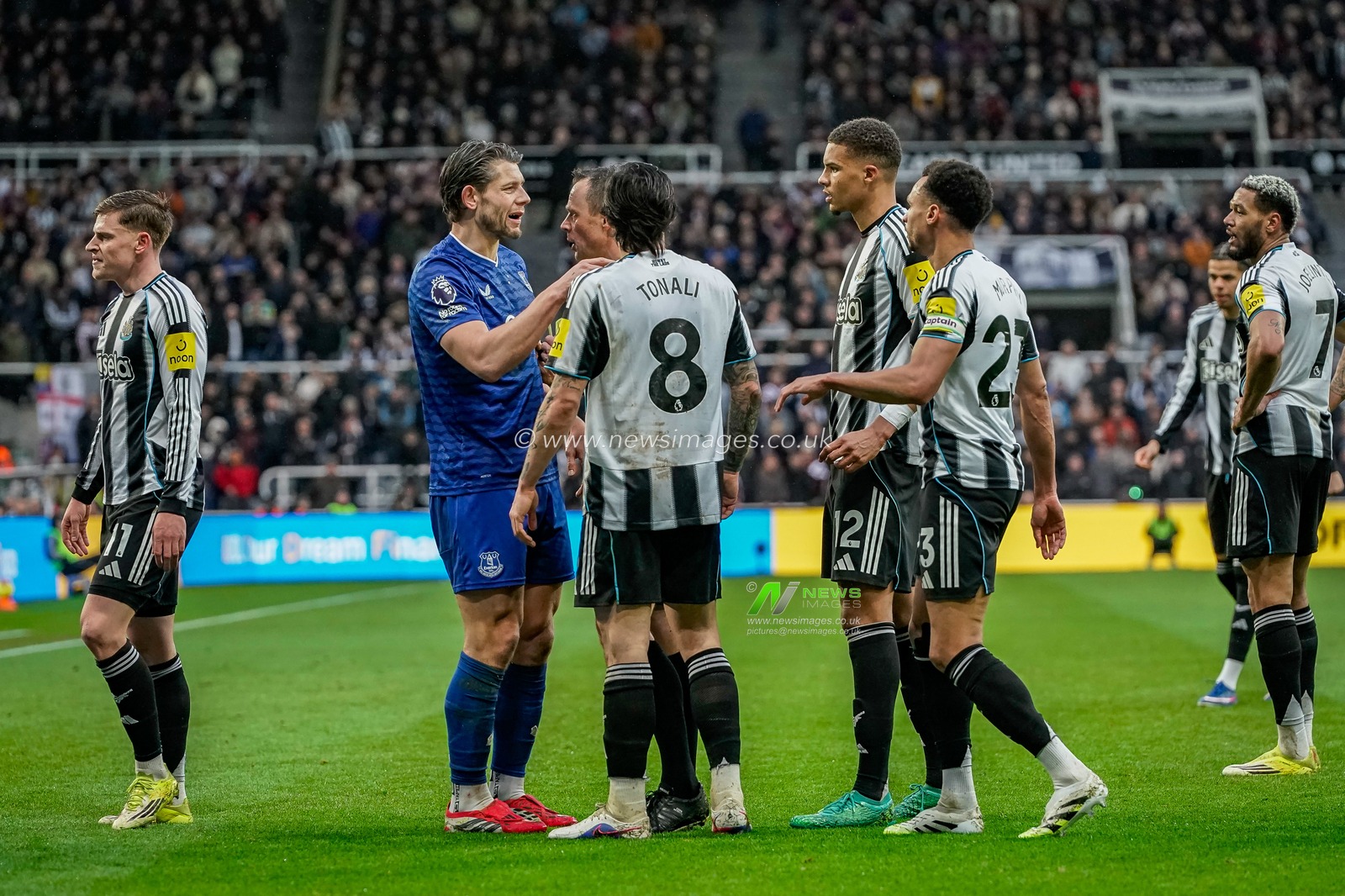 Referee Stuart Attwell intervenes after an altercation during the Premier League match Newcastle Untied vs Everton at St. James's Park, Newcastle, United Kingdom on 28 February 2026

(Photo by Maynard Manyowa/News Images)