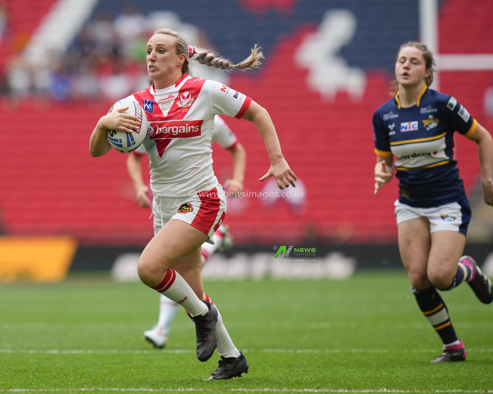 Jodie Cunningham #13 of St. Helens makes a break during the Betfred Womens Challenge Cup Final match Leeds Rhinos vs St Helens at Wembley Stadium, London, United Kingdom, 12th August 2023

(Photo by Steve Flynn/News Images)