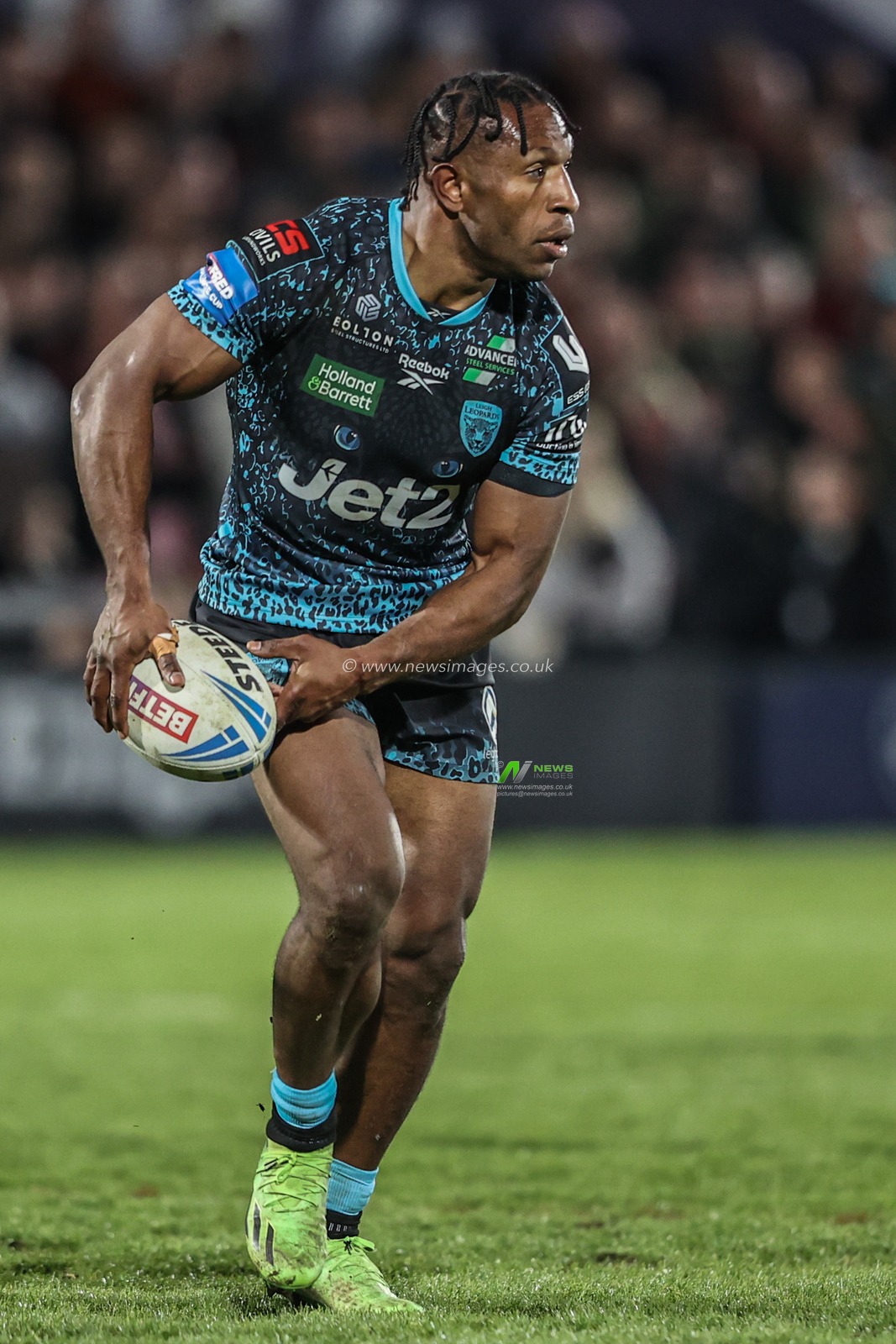 Edwin Ipape of Leigh Leopards during the Betfred Challenge Cup Quarter Final match Wakefield Trinity vs Leigh Leopards at DIY Kitchens Stadium, Wakefield, United Kingdom, 4th April 2025

(Photo by Alfie Cosgrove/News Images)