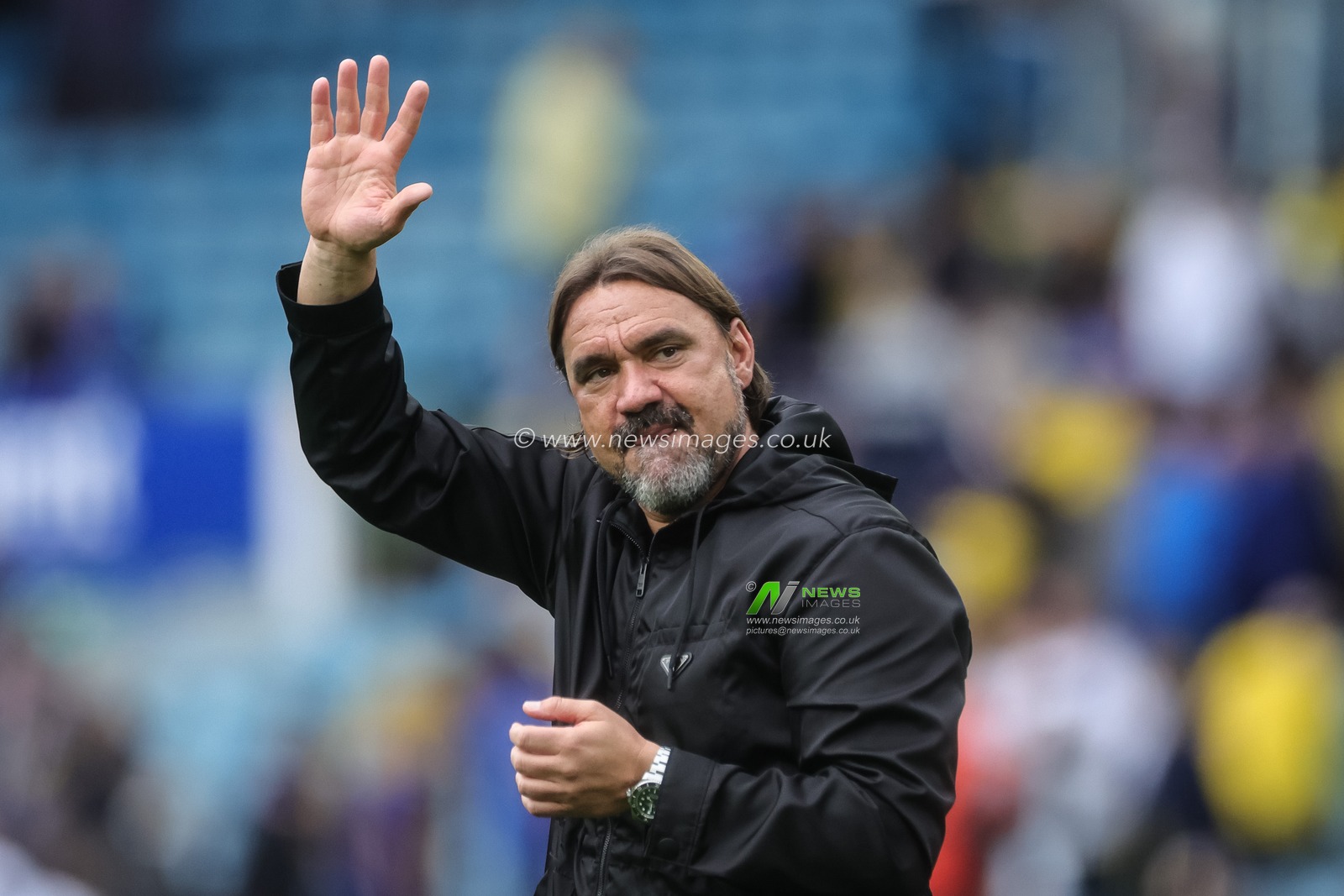 Daniel Farke manager of Leeds United waves to the fans during the Premier League match Leeds United vs Brentford at Elland Road, Leeds, United Kingdom on 30 August 2026

(Photo by Mark Cosgrove/News Images)
