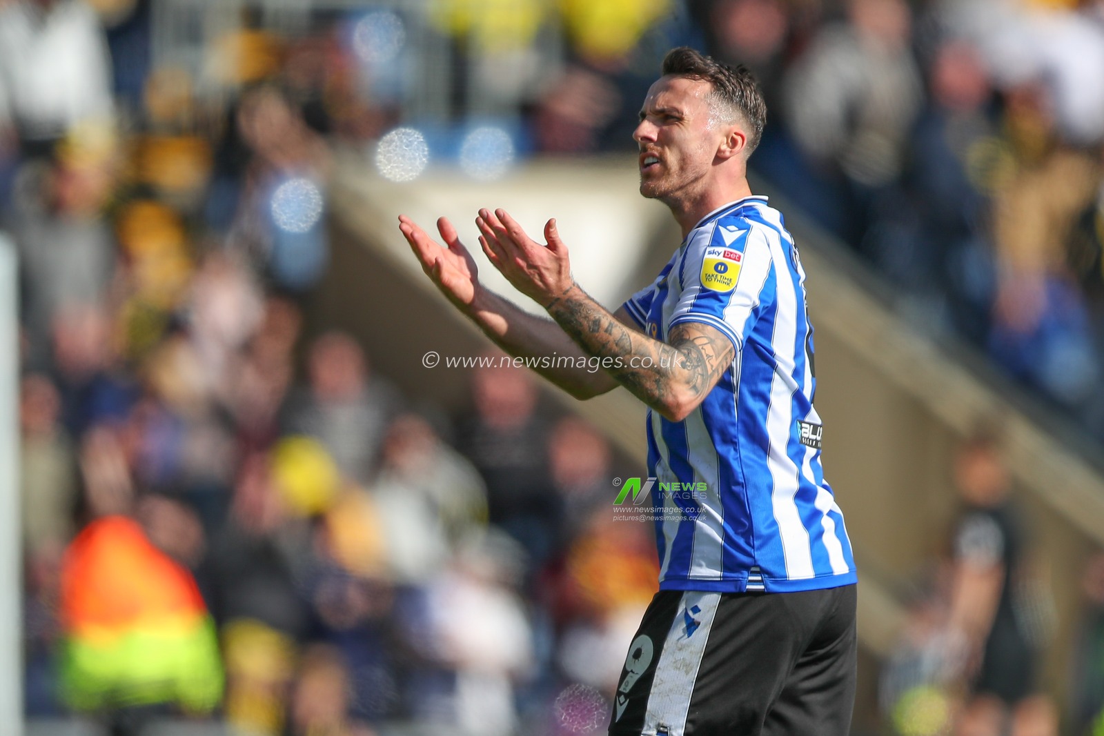 Lee Gregory #9 of Sheffield Wednesday encourages the fans during the Sky Bet League 1 match Oxford United vs Sheffield Wednesday at Kassam Stadium, Oxford, United Kingdom, 7th April 2023

(Photo by Gareth Evans/News Images)